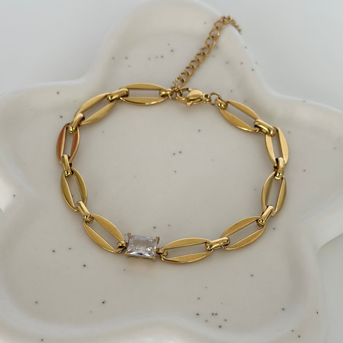 Bracelet Joey en acier inoxydable plaqué or 18K avec maillons modernes et zircon carré central zoom.