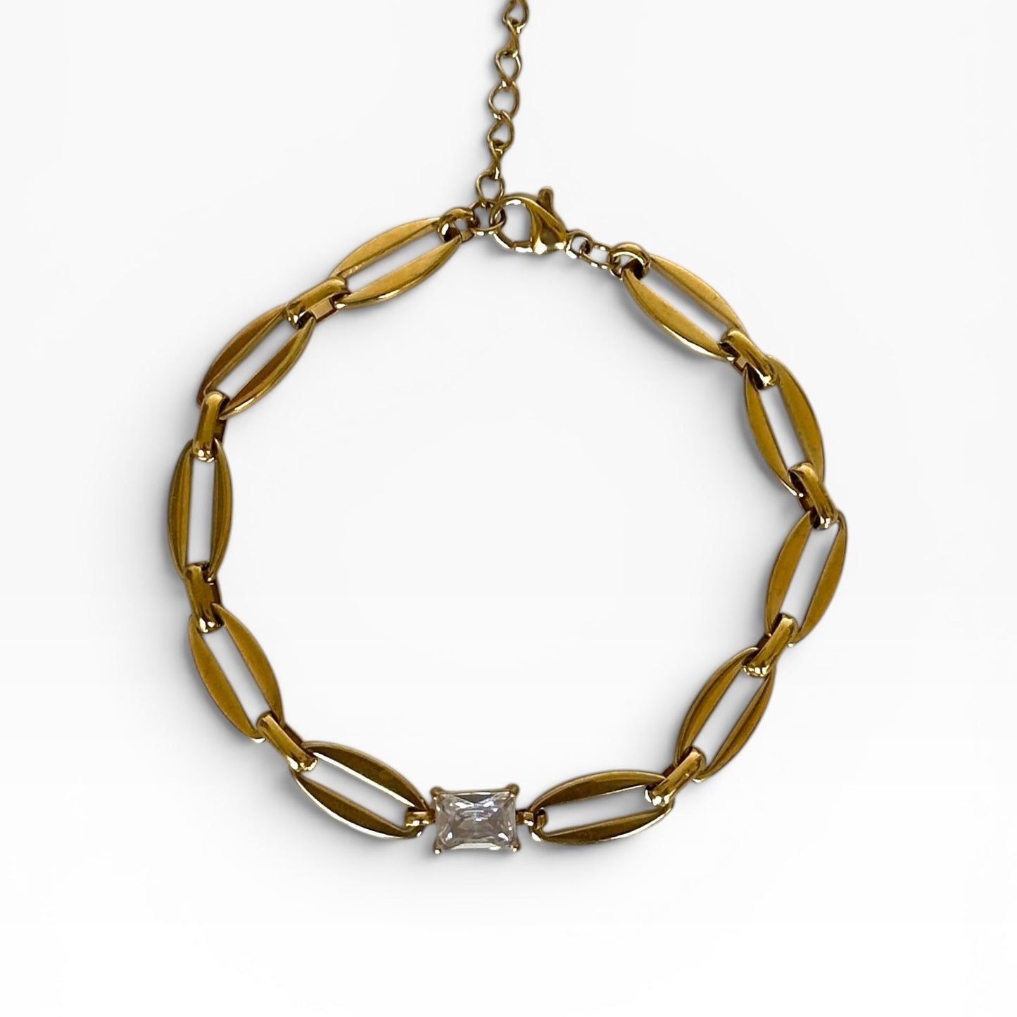 Bracelet Joey en acier inoxydable plaqué or 18K avec maillons modernes et zircon carré central.