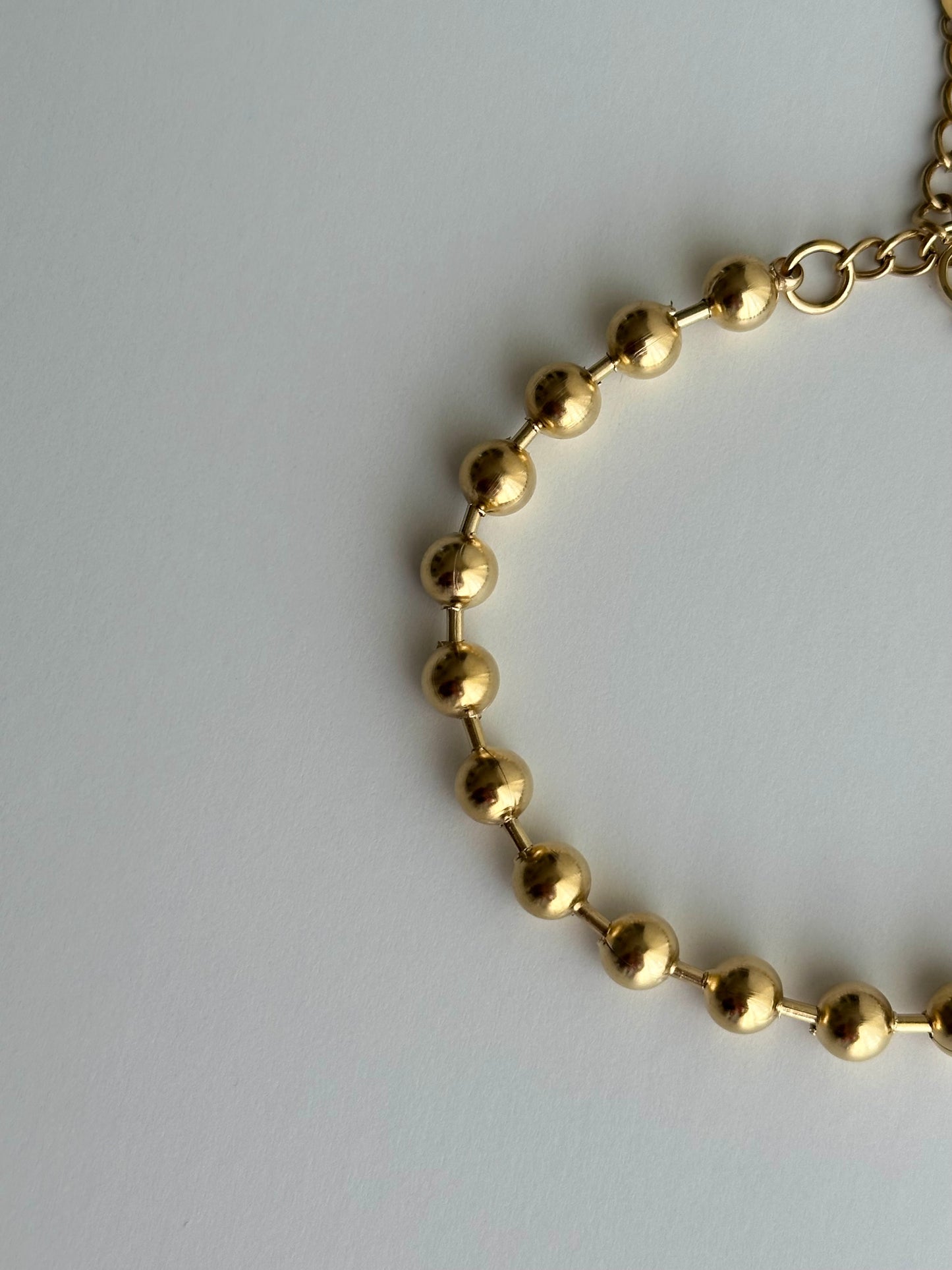 Bracelet Noa doré à perles en acier inoxydable zoom – Monalya