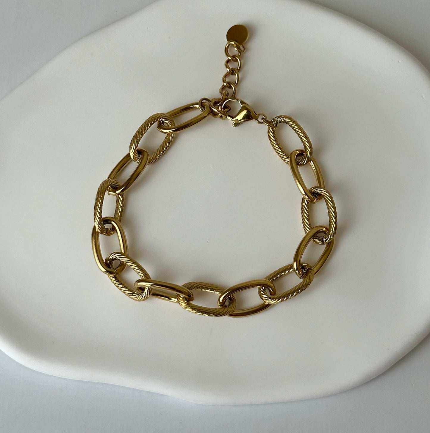 Bracelet Olia doré en acier inoxydable – maillons texturés torsadés – bijou résistant à l'eau – Monalya