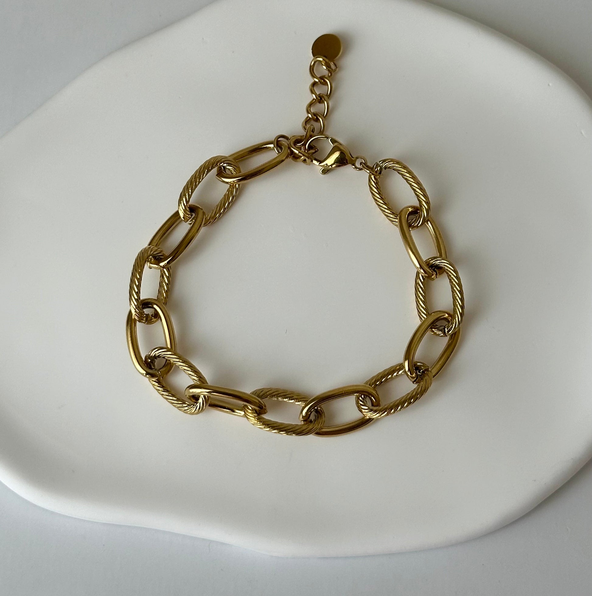 Bracelet Olia doré en acier inoxydable – maillons texturés torsadés – bijou résistant à l'eau – Monalya