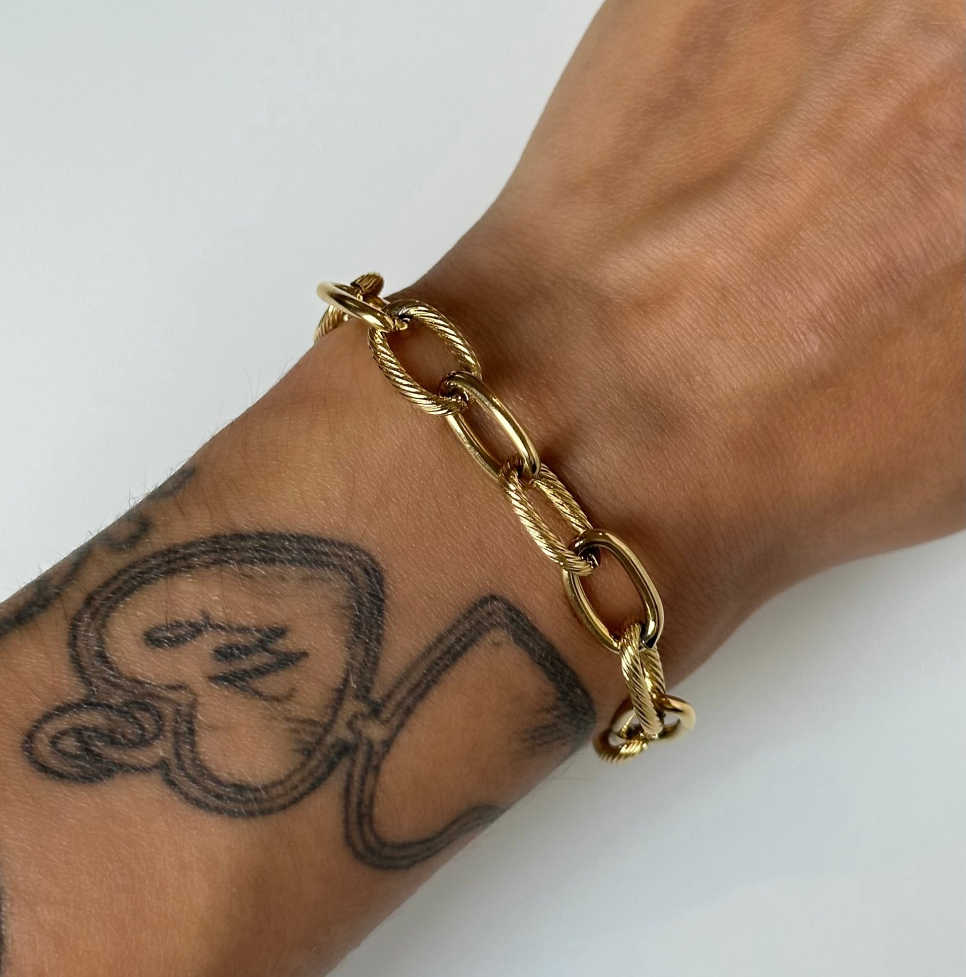 Bracelet Olia doré en acier inoxydable porté – maillons texturés torsadés – bijou résistant à l'eau – Monalya