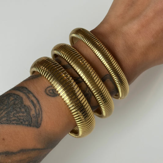 Bracelet élastique Saga doré en acier inoxydable porté – trois épaisseurs disponibles – bijou résistant à l’eau – Monalya