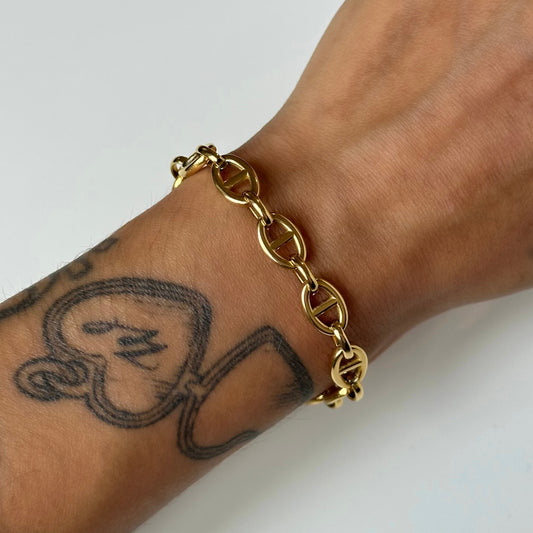 Bracelet Thaly doré en acier inoxydable porté – maille marine élégante – bijou résistant à l'eau – Monalya
