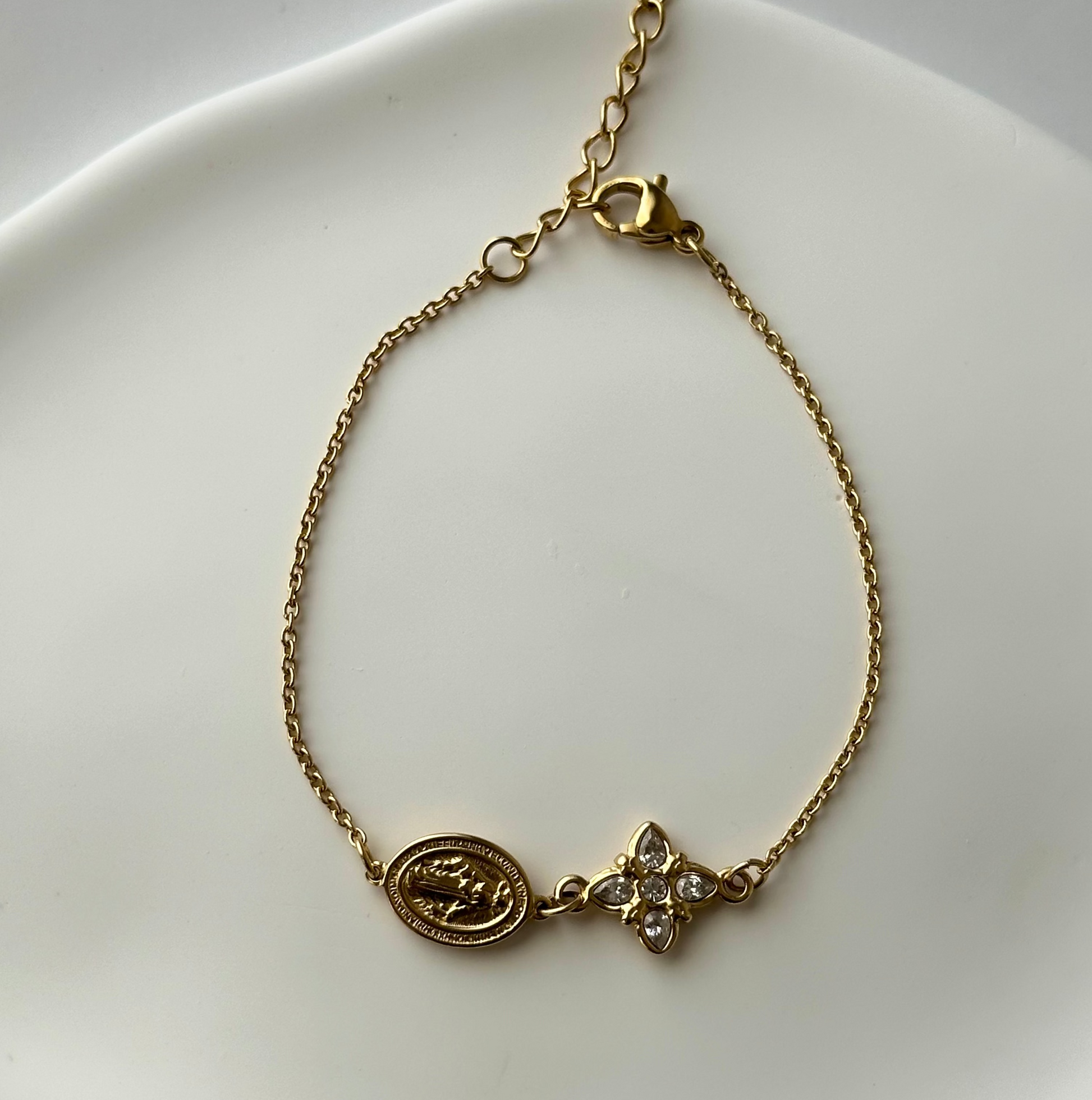 Bracelet Viona doré en acier inoxydable avec médaillon vierge et motif fleuri en zircon – bijou résistant à l’eau – Monalya