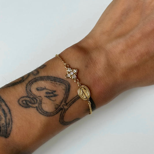 Bracelet Viona doré en acier inoxydable avec médaillon vierge et motif fleuri en zircon porté – bijou résistant à l’eau – Monalya