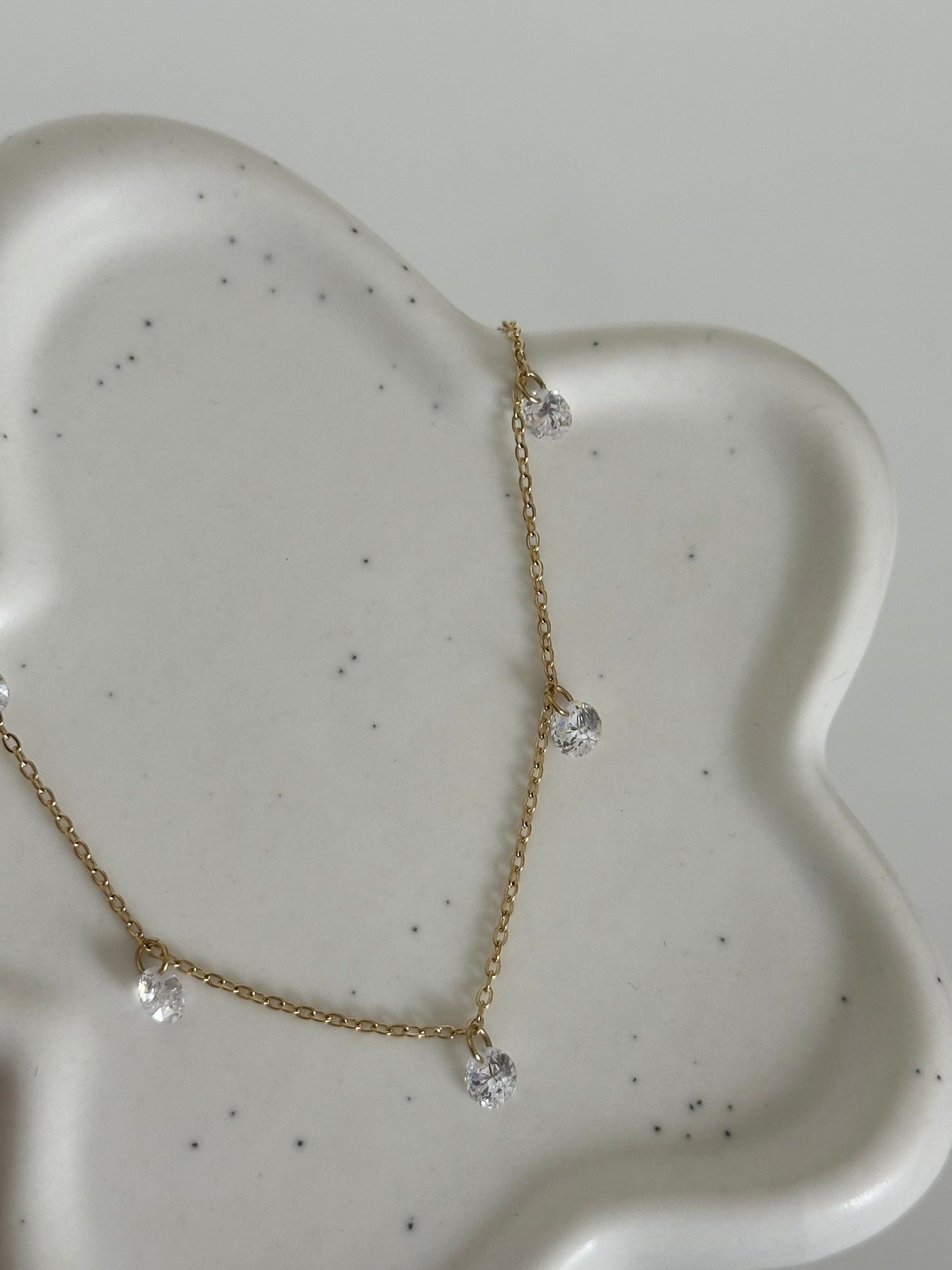Chaîne de corps Fidji en acier inoxydable doré avec multiples zircons pendants.
