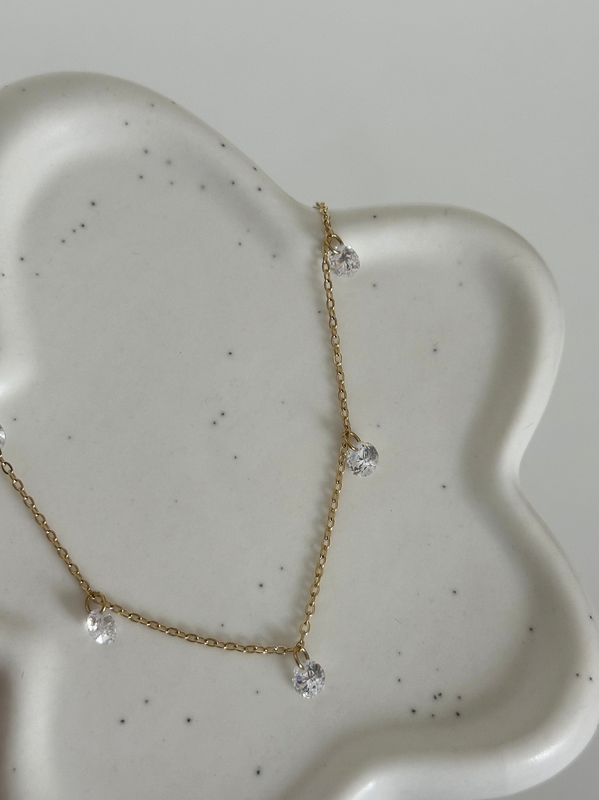 Chaîne de corps Fidji en acier inoxydable doré avec multiples zircons pendants.