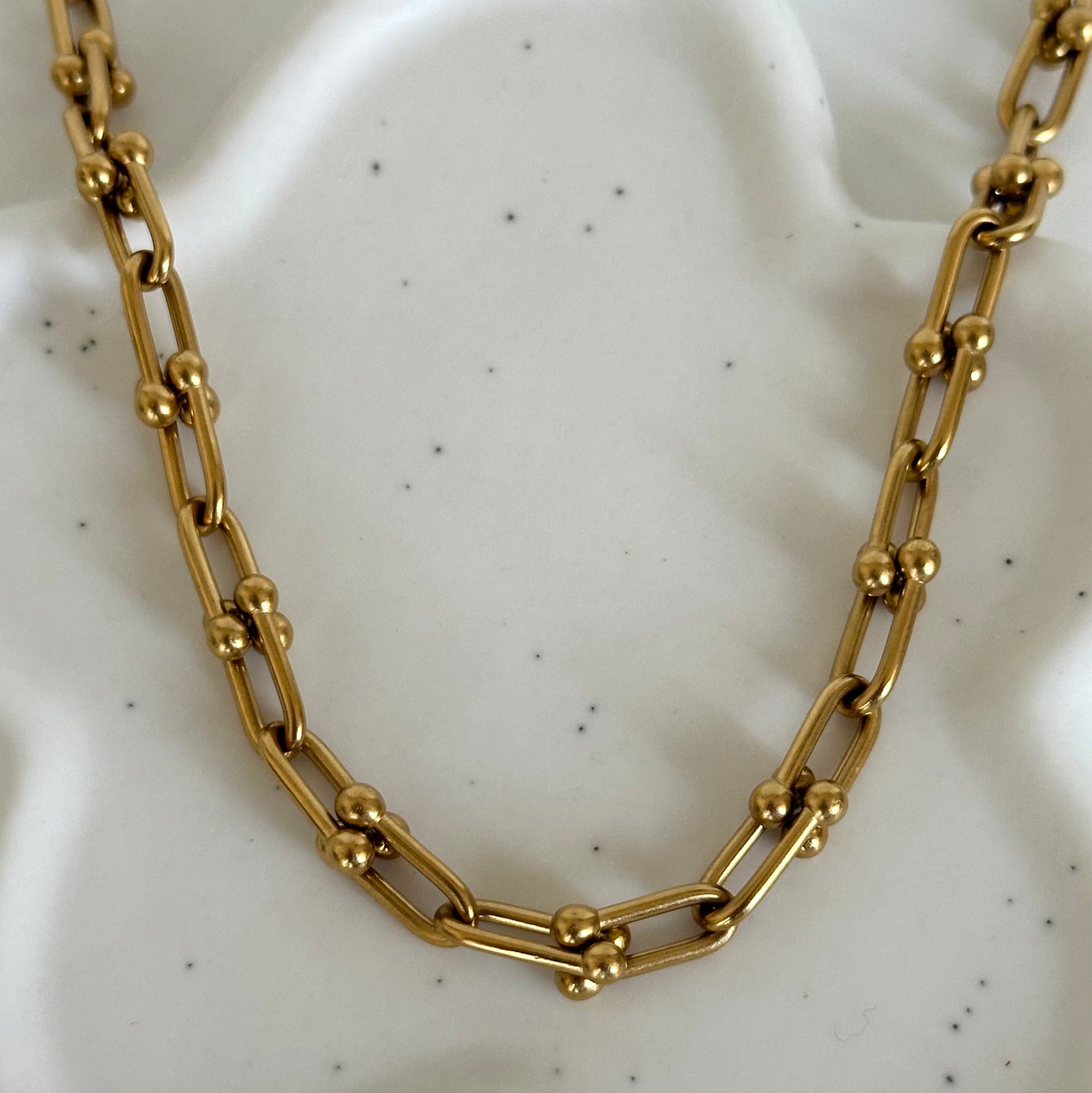 collier Jada acier inoxydable plaqué or 18k gros plan