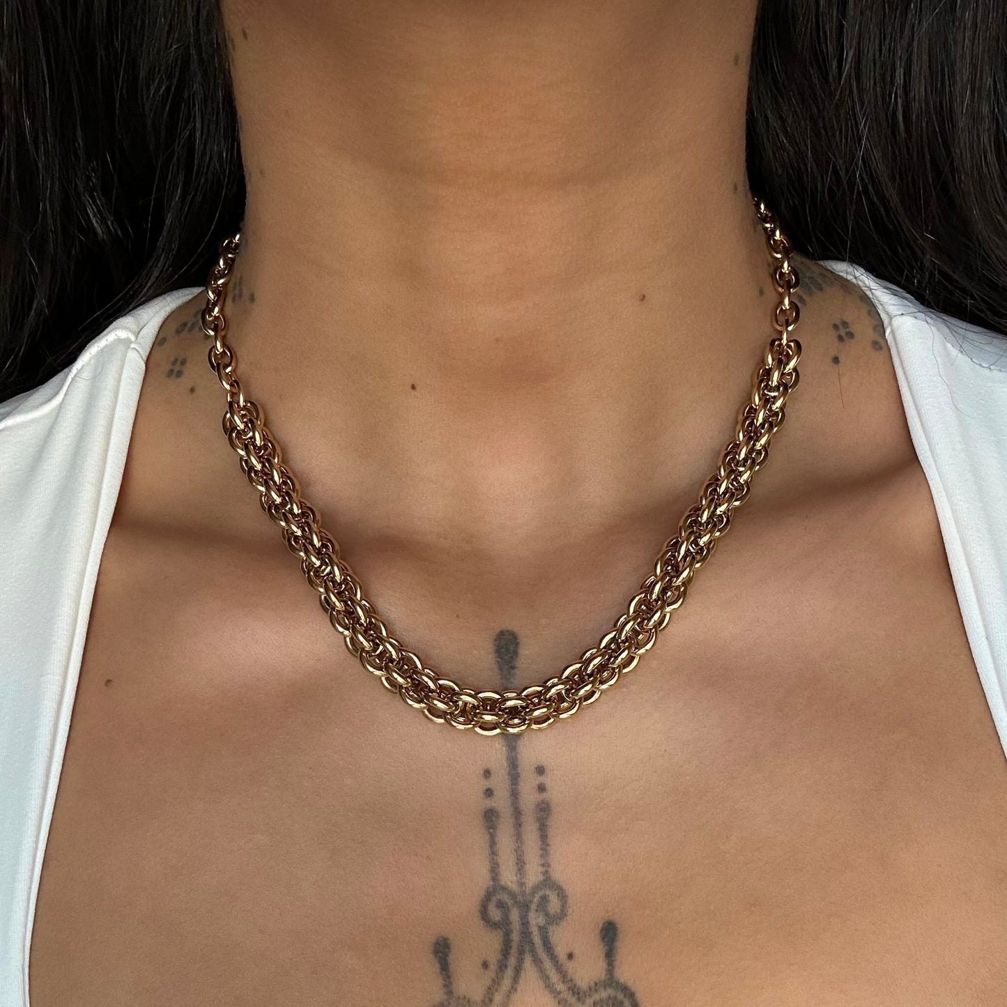 Collier Alba doré en acier inoxydable à maillons épais porté – style moderne et élégant – Monalya