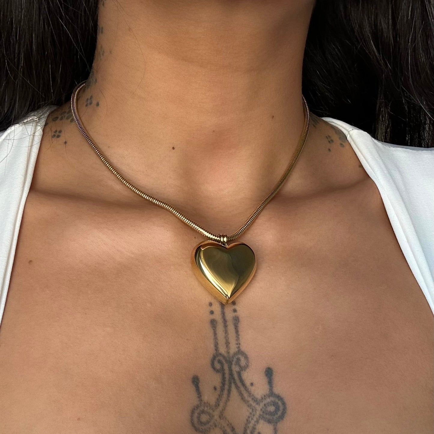 Collier Amara doré en acier inoxydable 304 porté – pendentif cœur brillant – bijou résistant à l’eau – Monalya