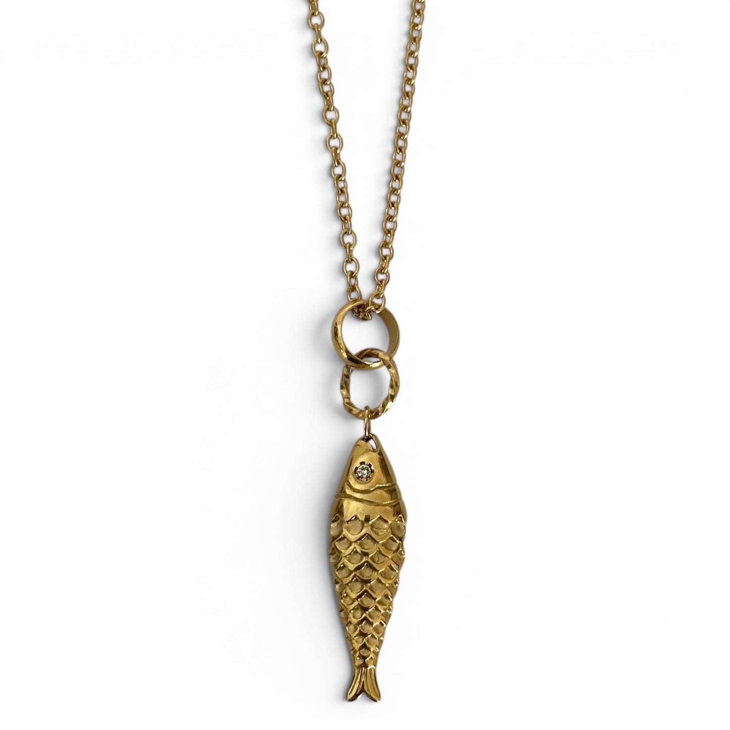 Collier Ariel doré avec pendentif poisson texturé et détail zircon.