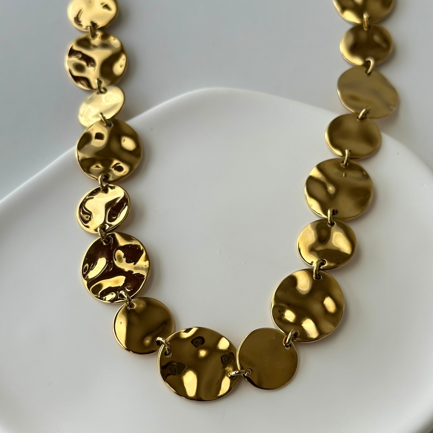 Collier ras de cou Astrae doré en acier inoxydable – pastilles martelées brillantes – bijou résistant à l’eau – Monalya