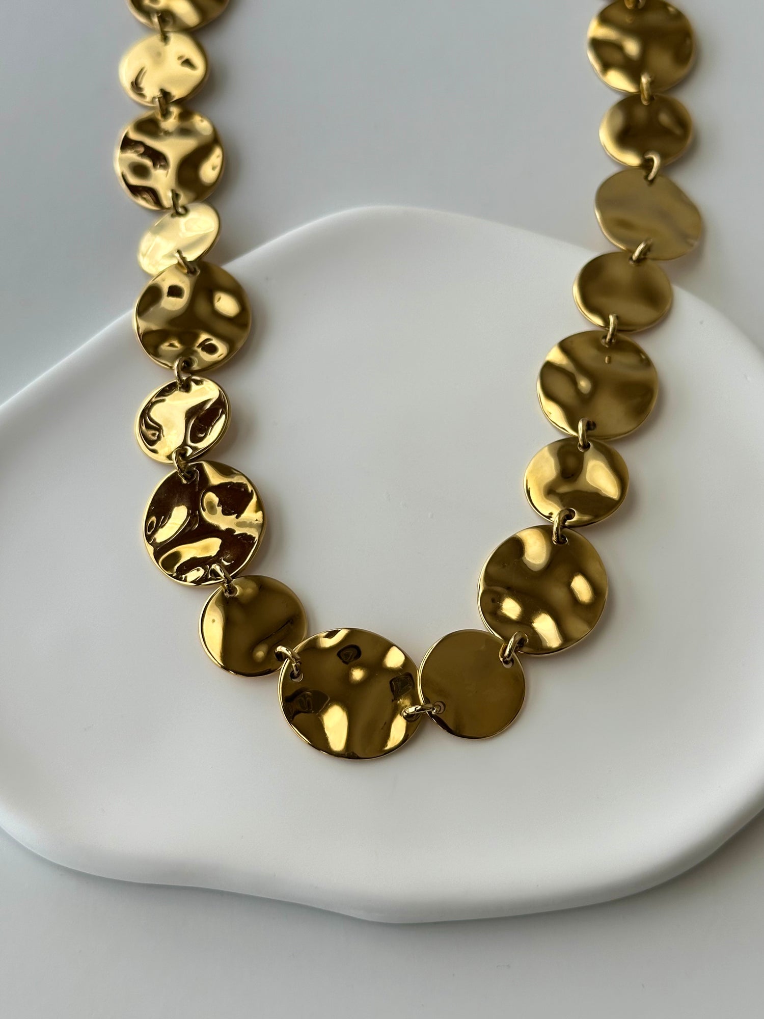 Collier ras de cou Astrae doré en acier inoxydable – pastilles martelées brillantes – bijou résistant à l’eau – Monalya