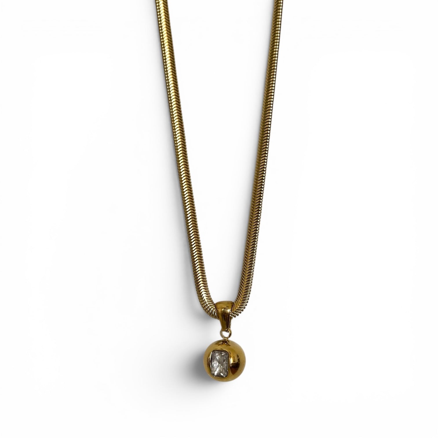 Collier Cielle doré avec pendentif boule serti d’un zircon rectangulaire.