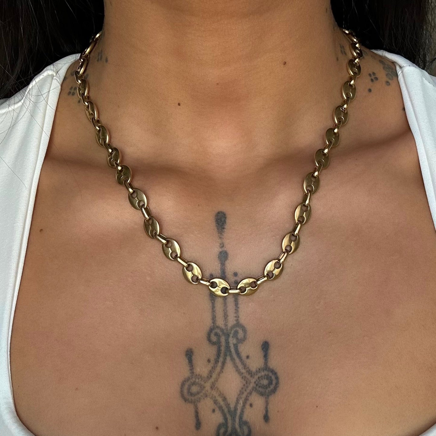 Collier Eryna doré en acier inoxydable 304 porté – chaîne à maillons grains de café – bijou résistant à l’eau – Monalya 