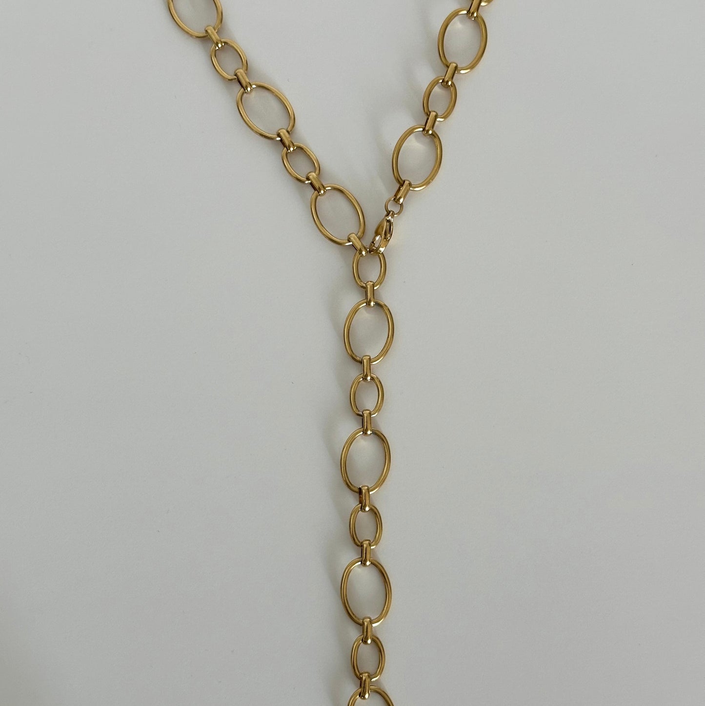 Collier Ivy en acier inoxydable doré transformable porté en collier Y à maillons ovales.