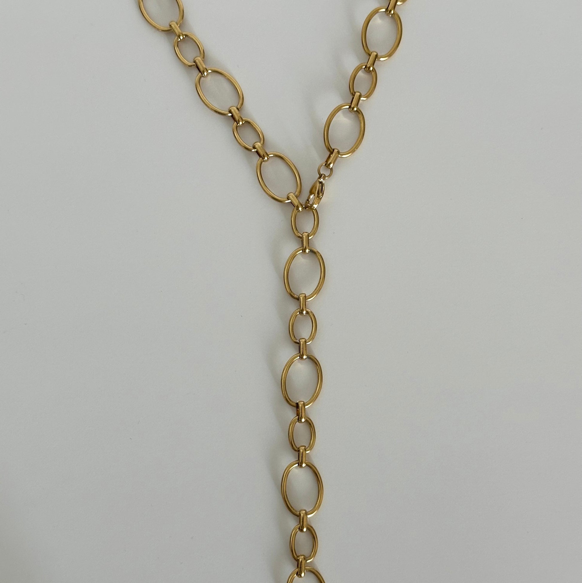 Collier Ivy en acier inoxydable doré transformable porté en collier Y à maillons ovales.