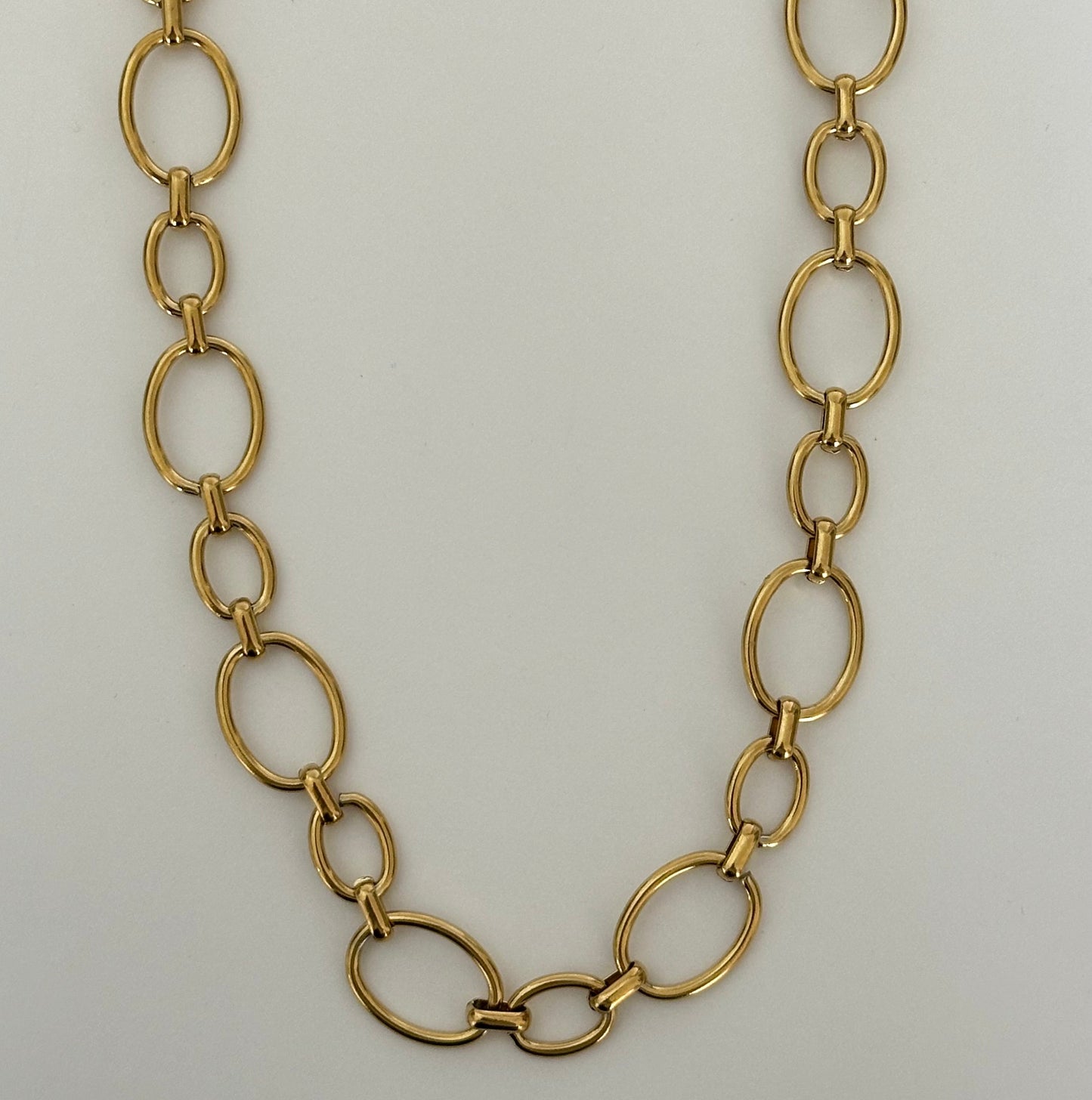 Collier Ivy en acier inoxydable doré à maillons ovales.