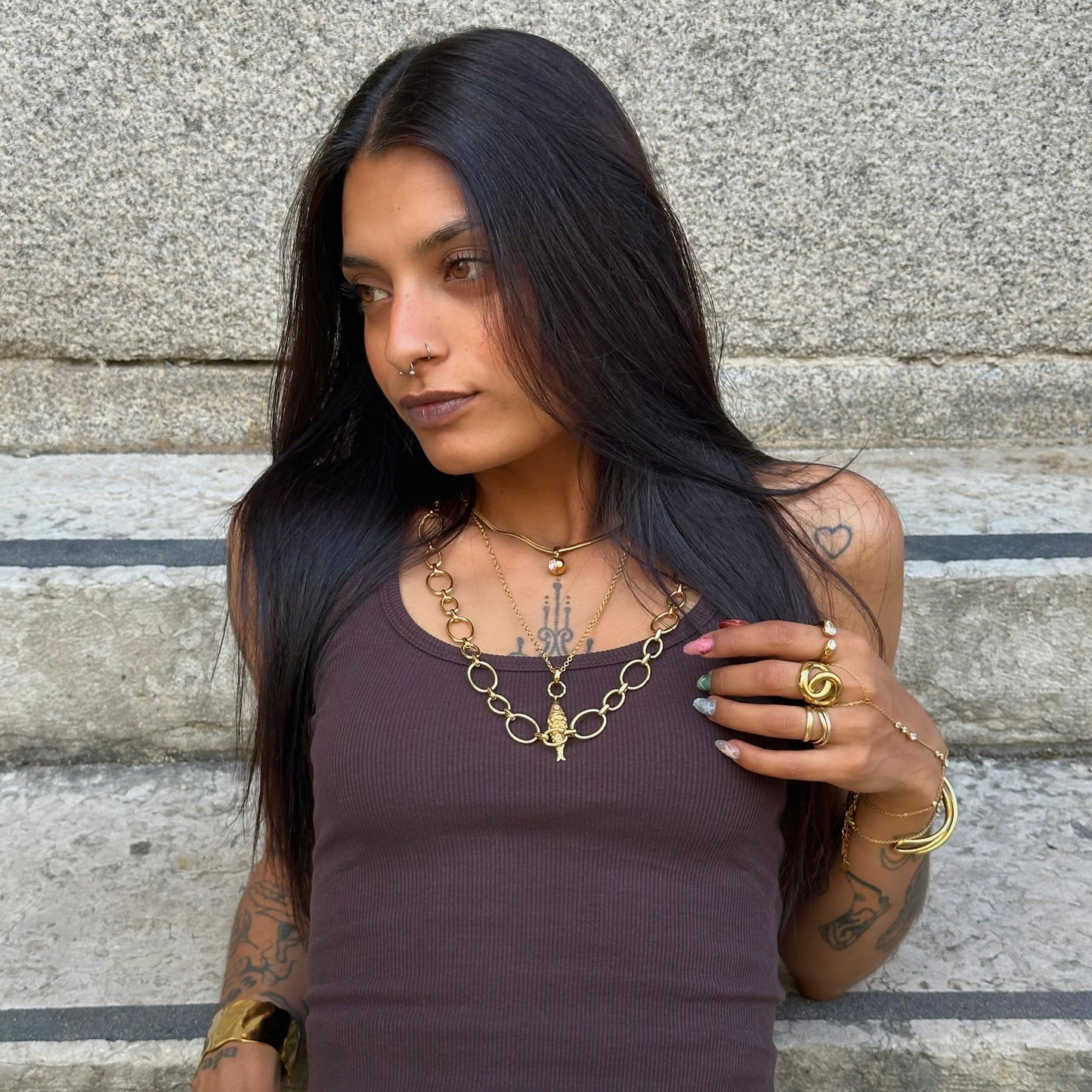 collier long poisson doré en acier inoxydable en composition avec des colliers tendances. 