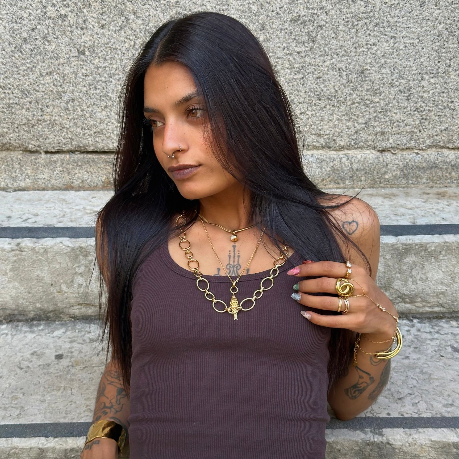 collier long poisson doré en acier inoxydable en composition avec des colliers tendances. 
