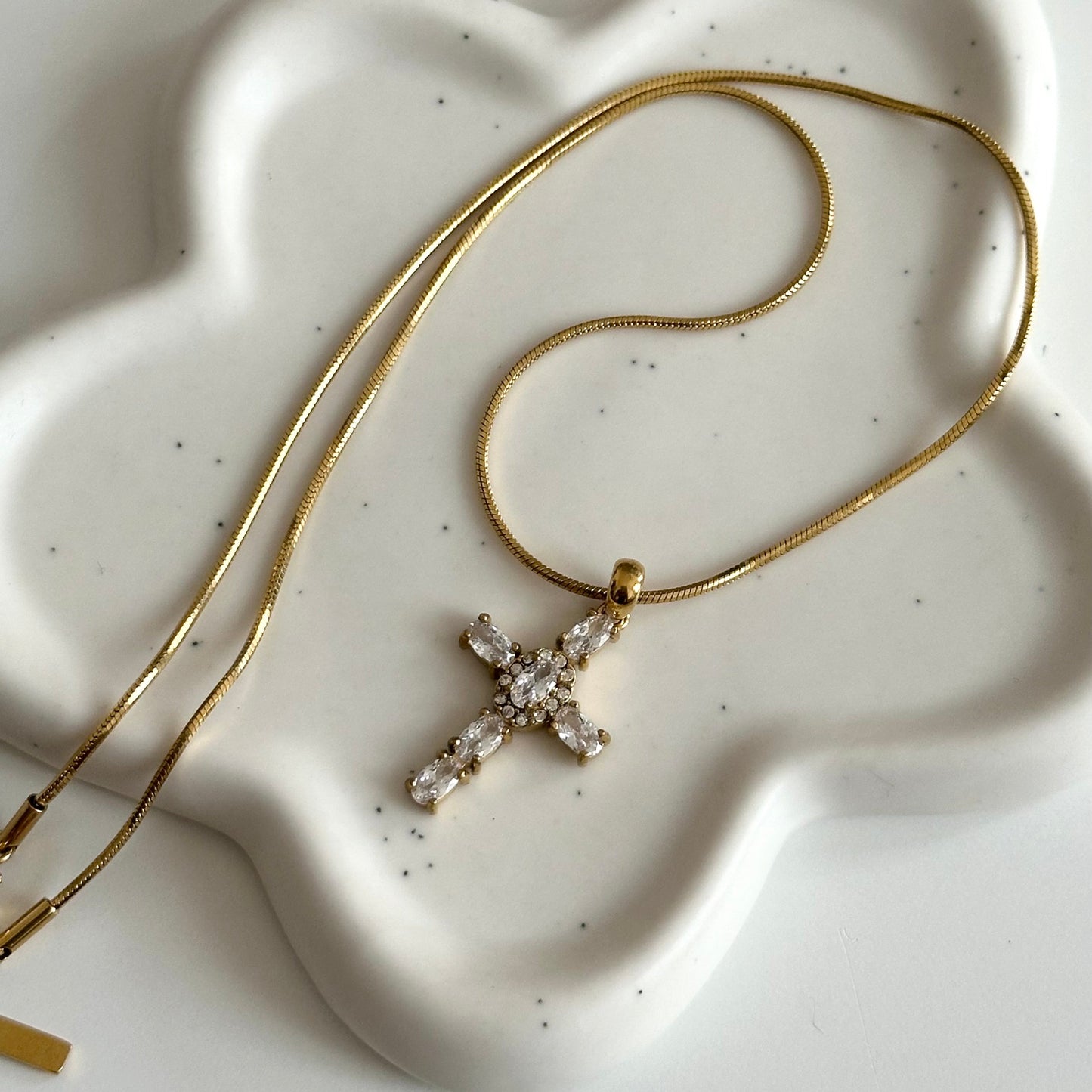 Vue entière du collier Maria en acier inoxydable PVD or 18K avec chaîne dorée et pendentif croix en zircons.