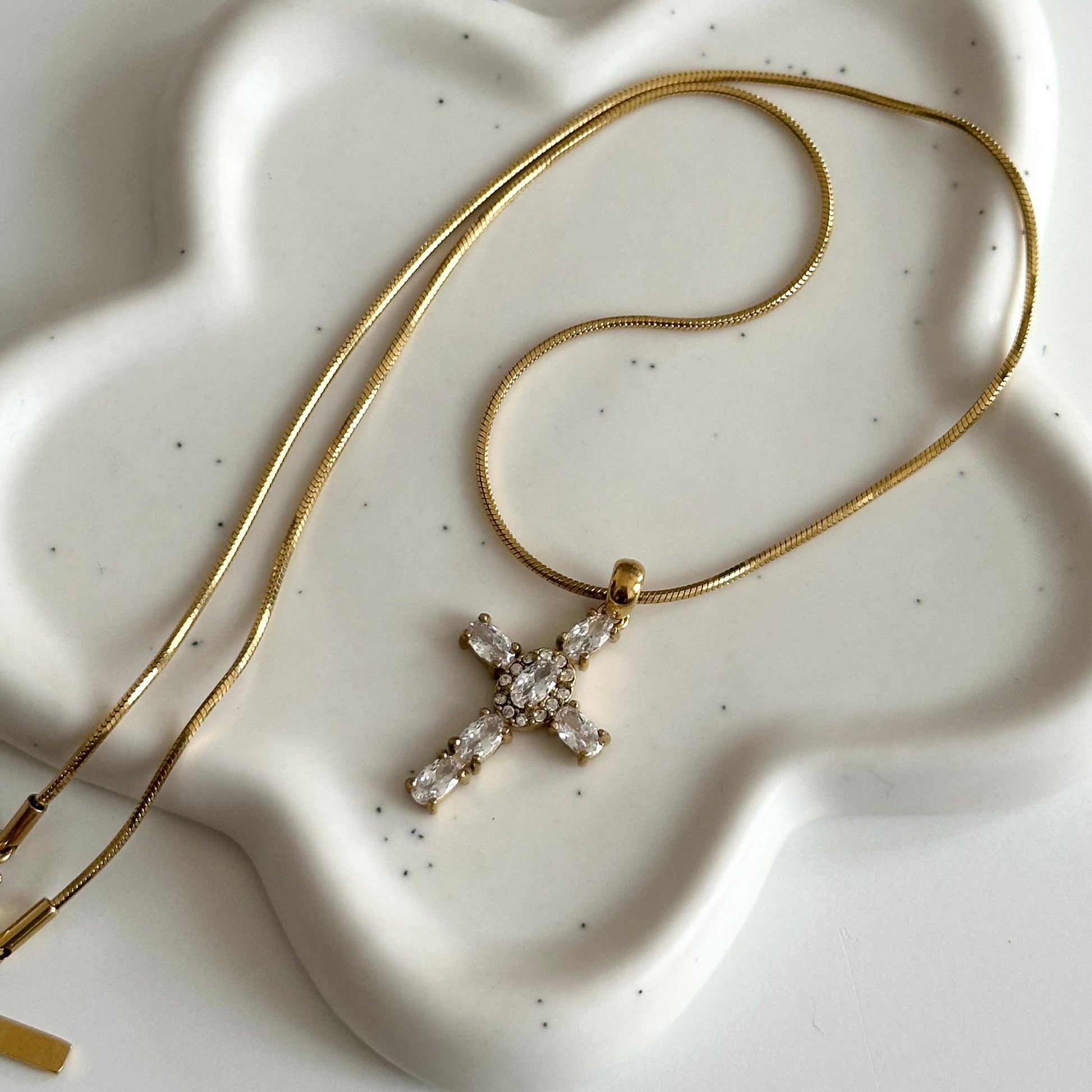 Vue entière du collier Maria en acier inoxydable PVD or 18K avec chaîne dorée et pendentif croix en zircons.