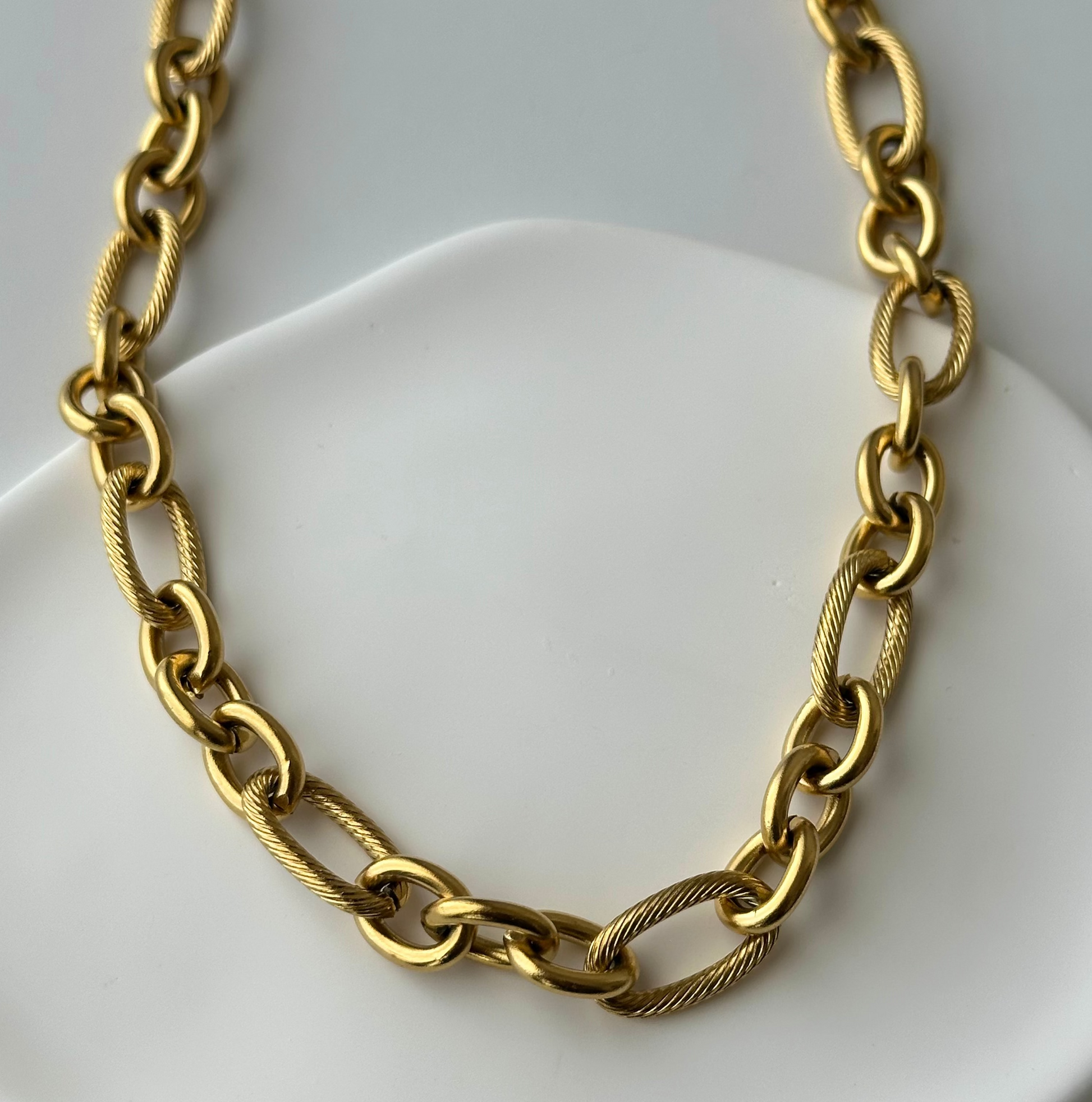 Collier Olia doré en acier inoxydable 304 – chaîne épaisse torsadée – bijou résistant à l’eau – Monalya
