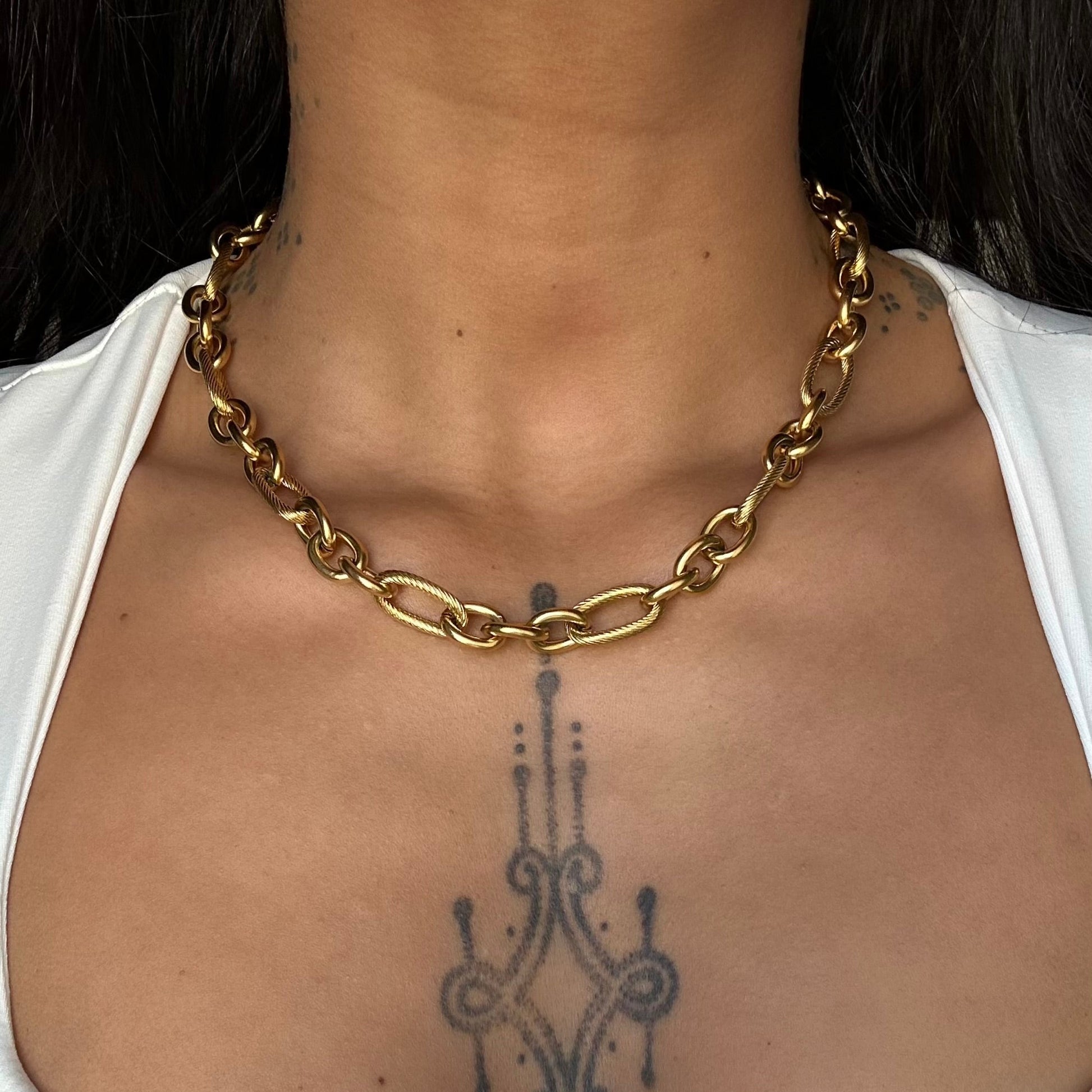 Collier Olia doré en acier inoxydable 304 porté – chaîne épaisse torsadée – bijou résistant à l’eau – Monalya 