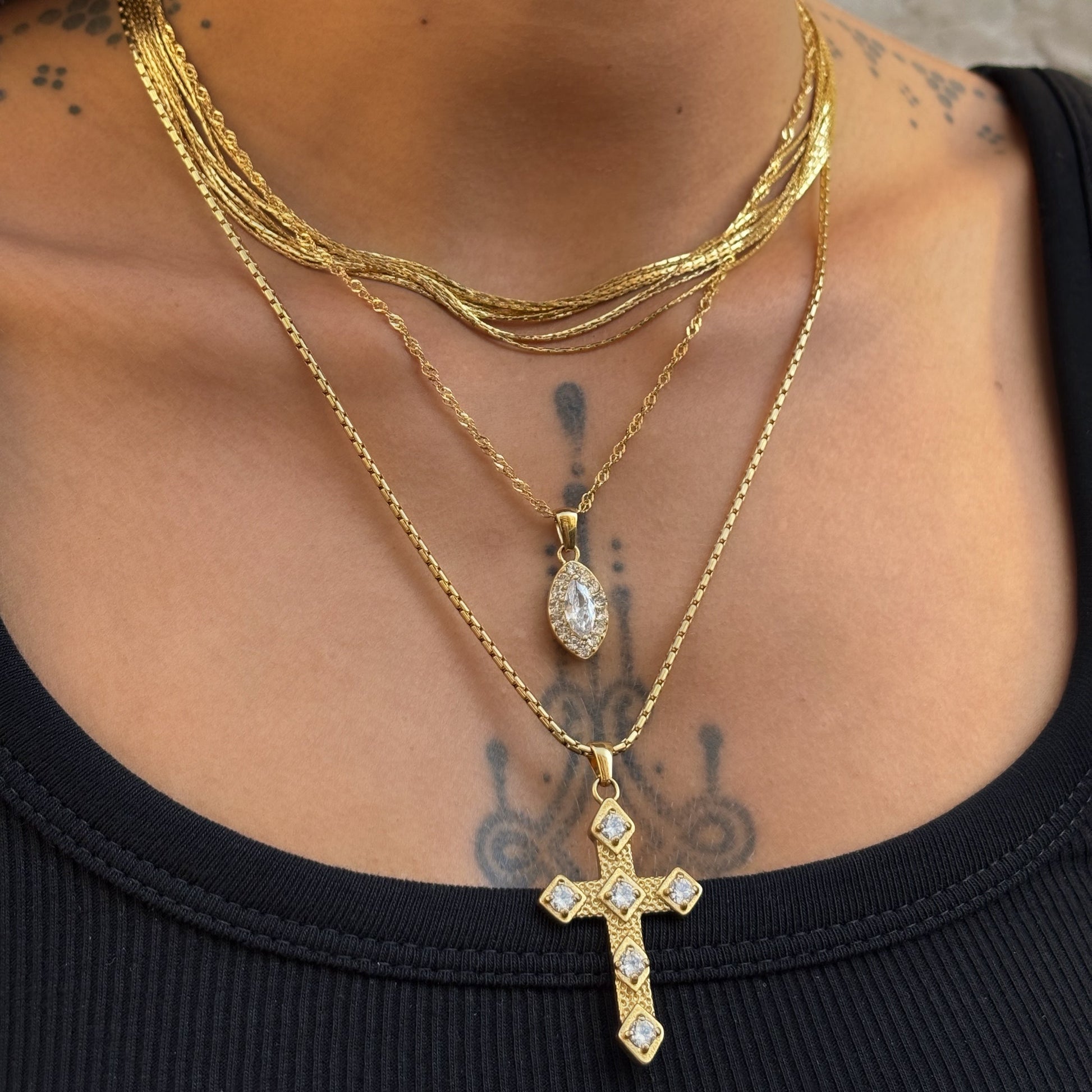 collier pao en acier inoxydable doré 326L multirangs porté en accumulation.