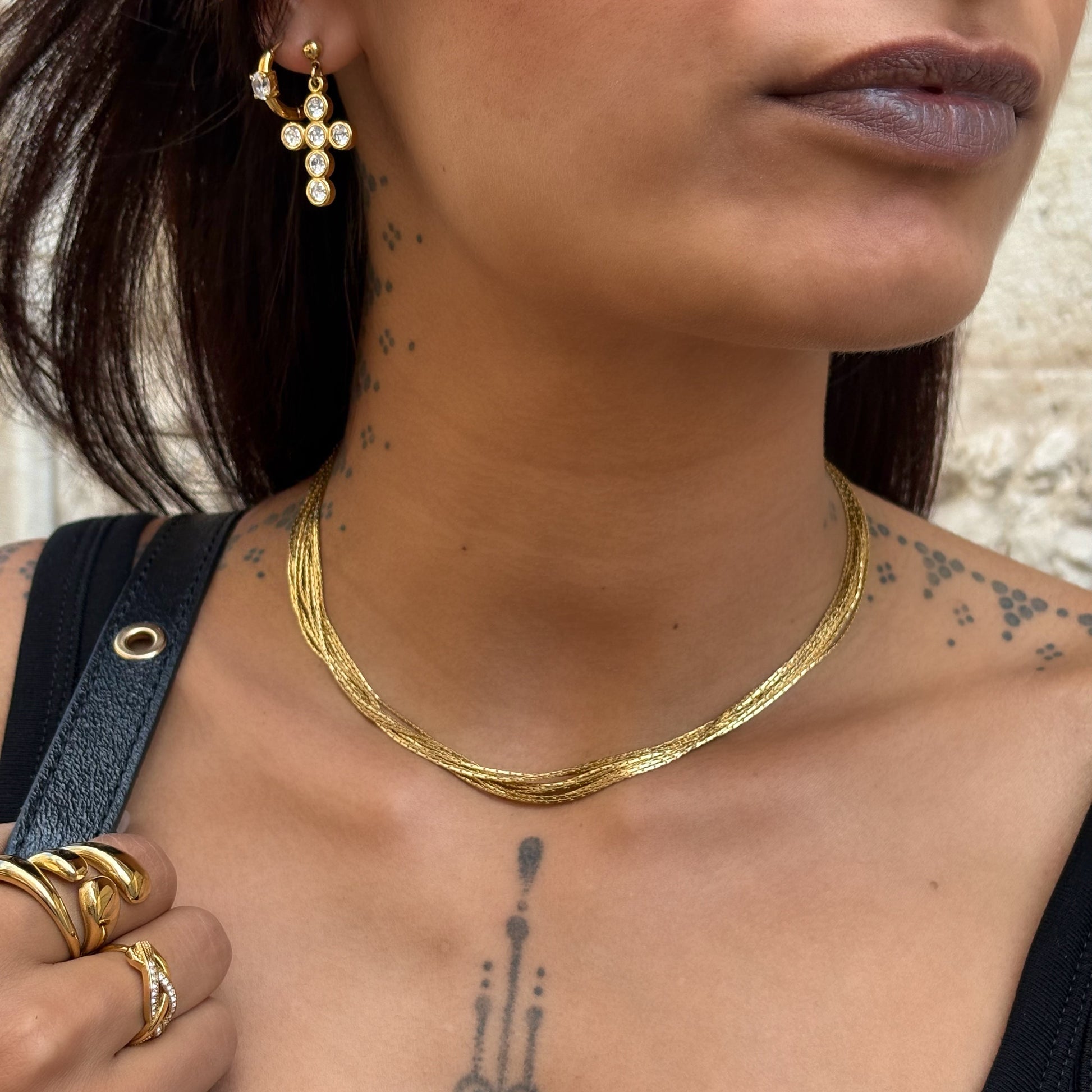 collier pao multirangs en acier inoxydable doré 316L porté seul. 