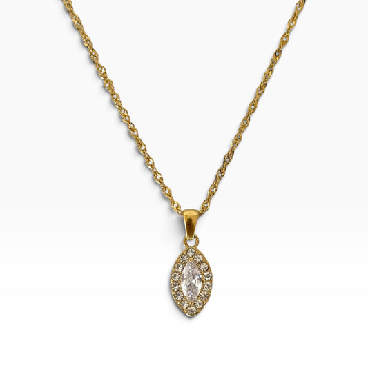 Collier Rose doré en acier inoxydable 316L avec pendentif marquise orné de zircons sur fond blanc.