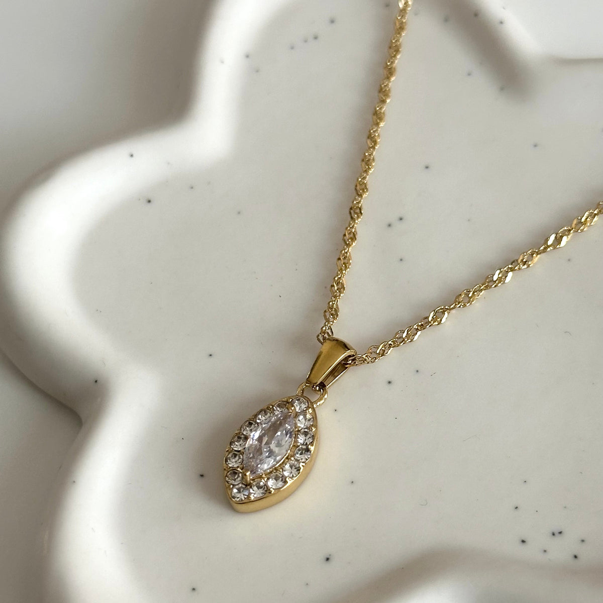 Détail du pendentif marquise serti de zircons du collier Rose doré en acier inoxydable 316L.