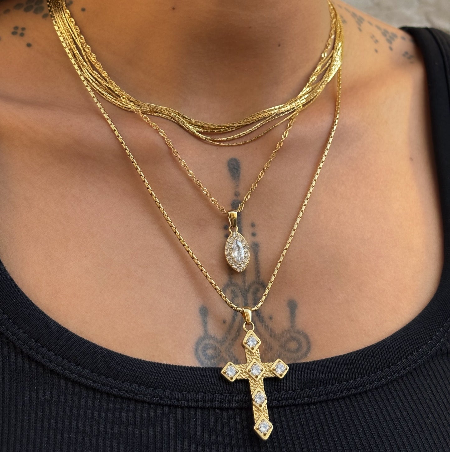 Collier Rose doré en acier inoxydable 316L porté en accumulation, avec pendentif marquise serti de zircons.