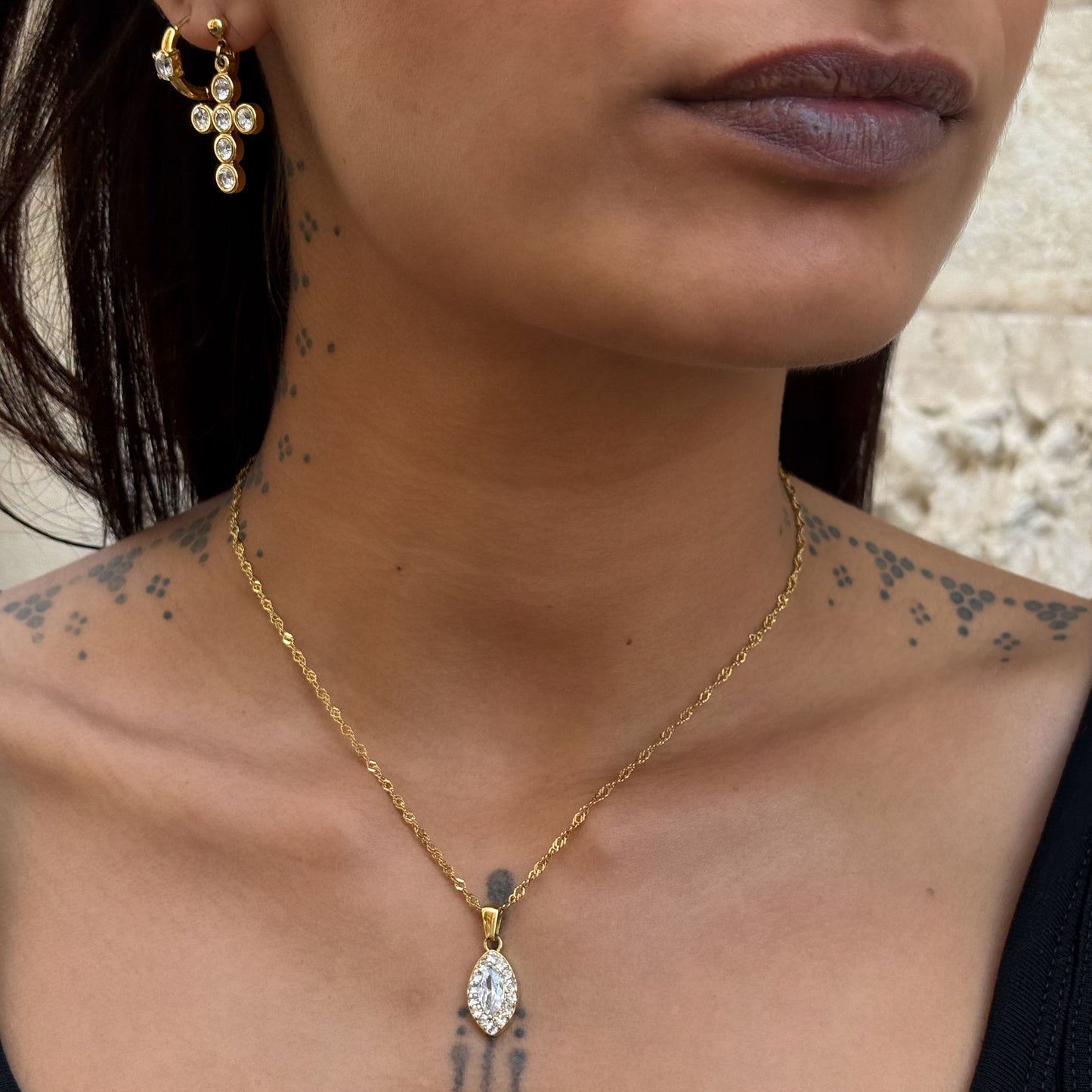 Collier Rose doré en acier inoxydable 316L porté seul, avec pendentif marquise serti de zircons.