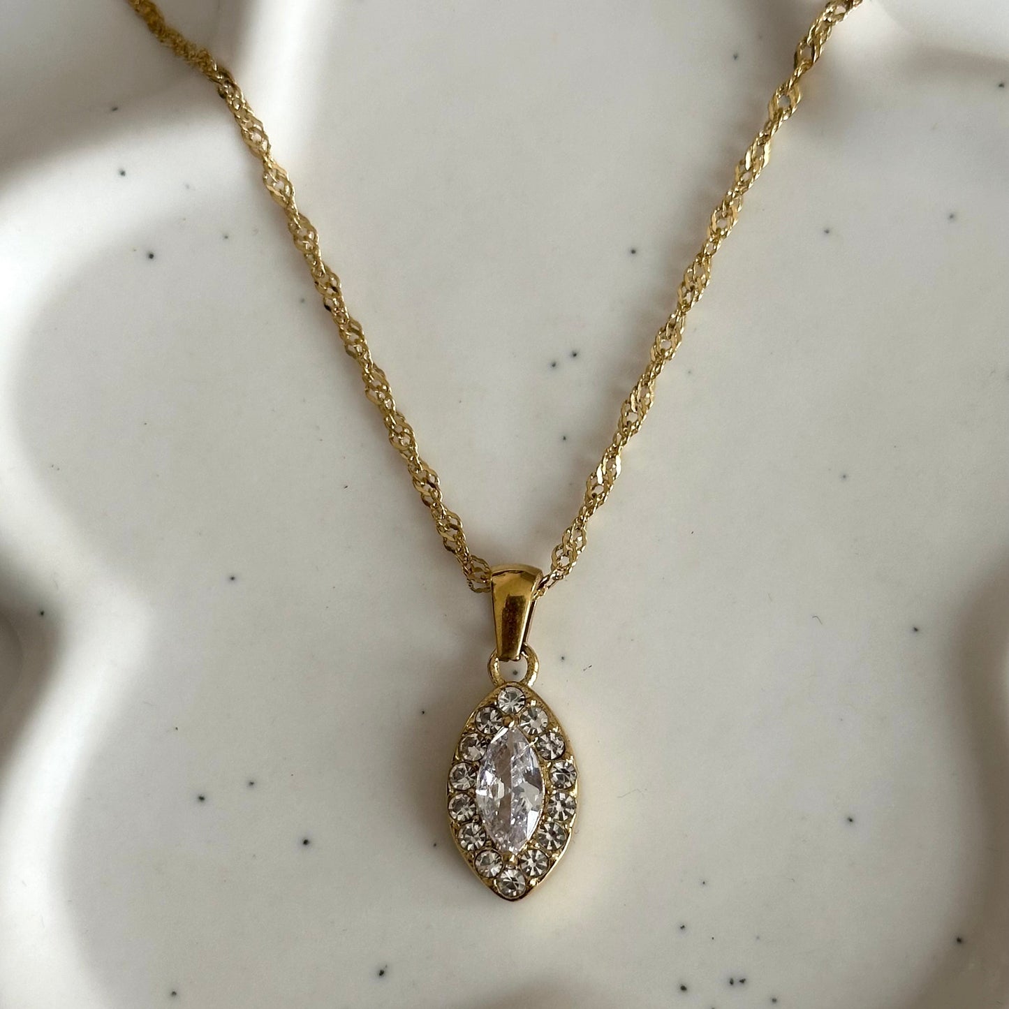 Collier Rose en acier inoxydable 316L doré avec pendentif marquise central entouré de zircons.