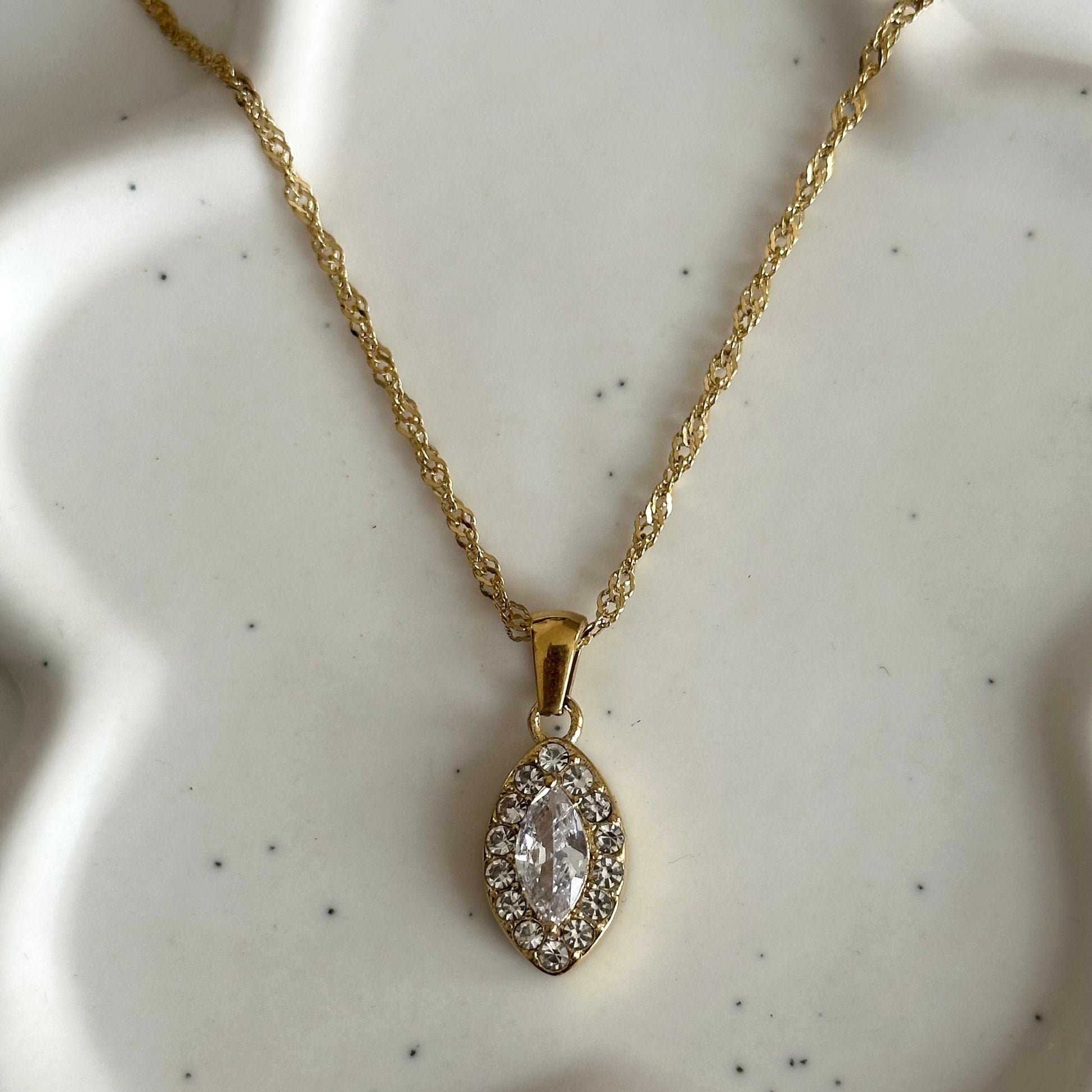 Collier Rose en acier inoxydable 316L doré avec pendentif marquise central entouré de zircons.