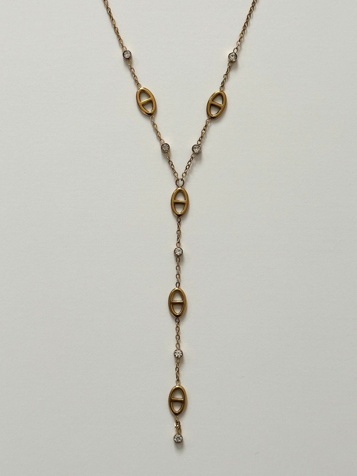 Collier Runa doré en acier inoxydable – collier y à maille marine avec strass – bijou élégant résistant à l’eau – Monalya