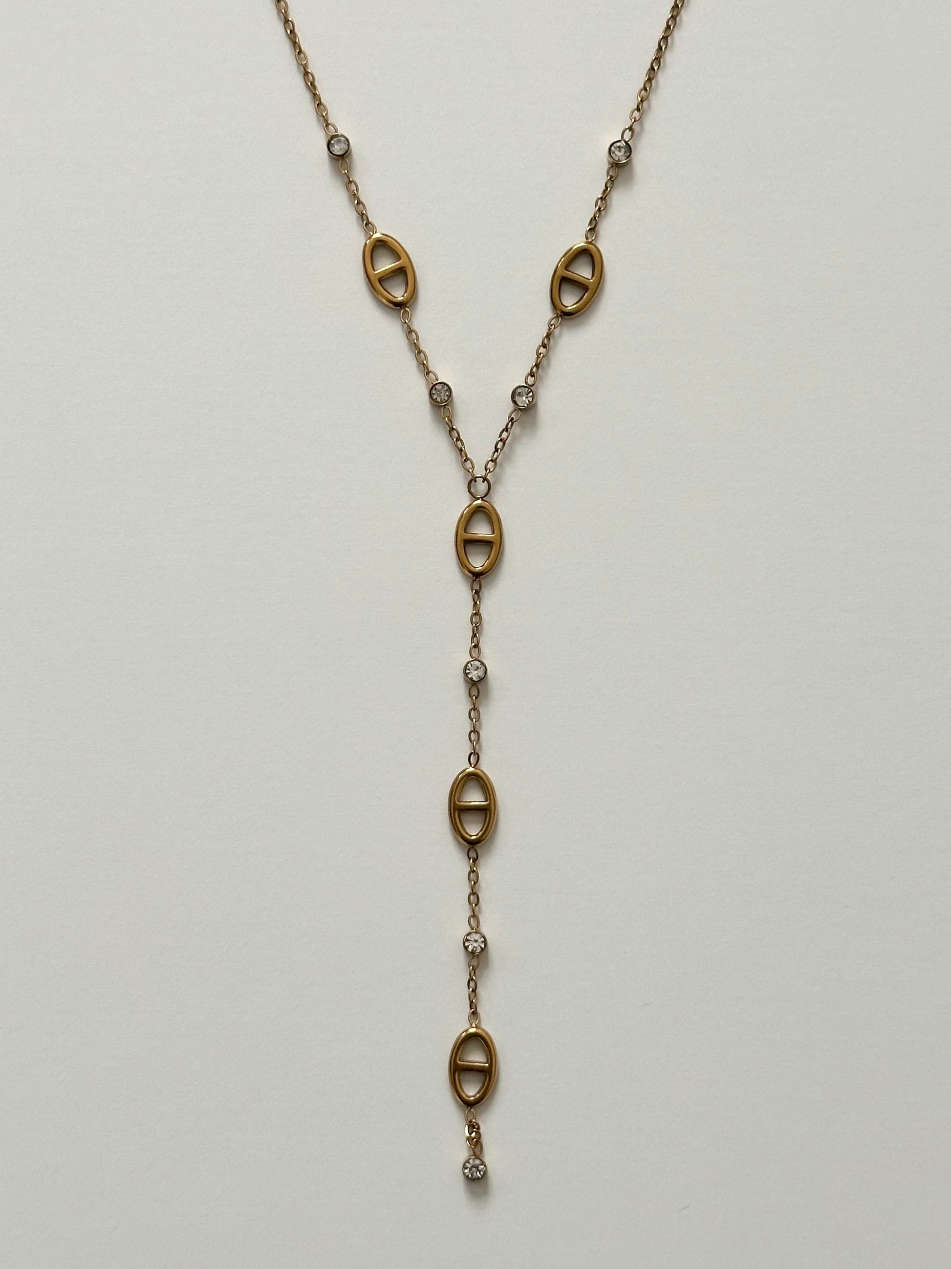 Collier Runa doré en acier inoxydable – collier y à maille marine avec strass – bijou élégant résistant à l’eau – Monalya