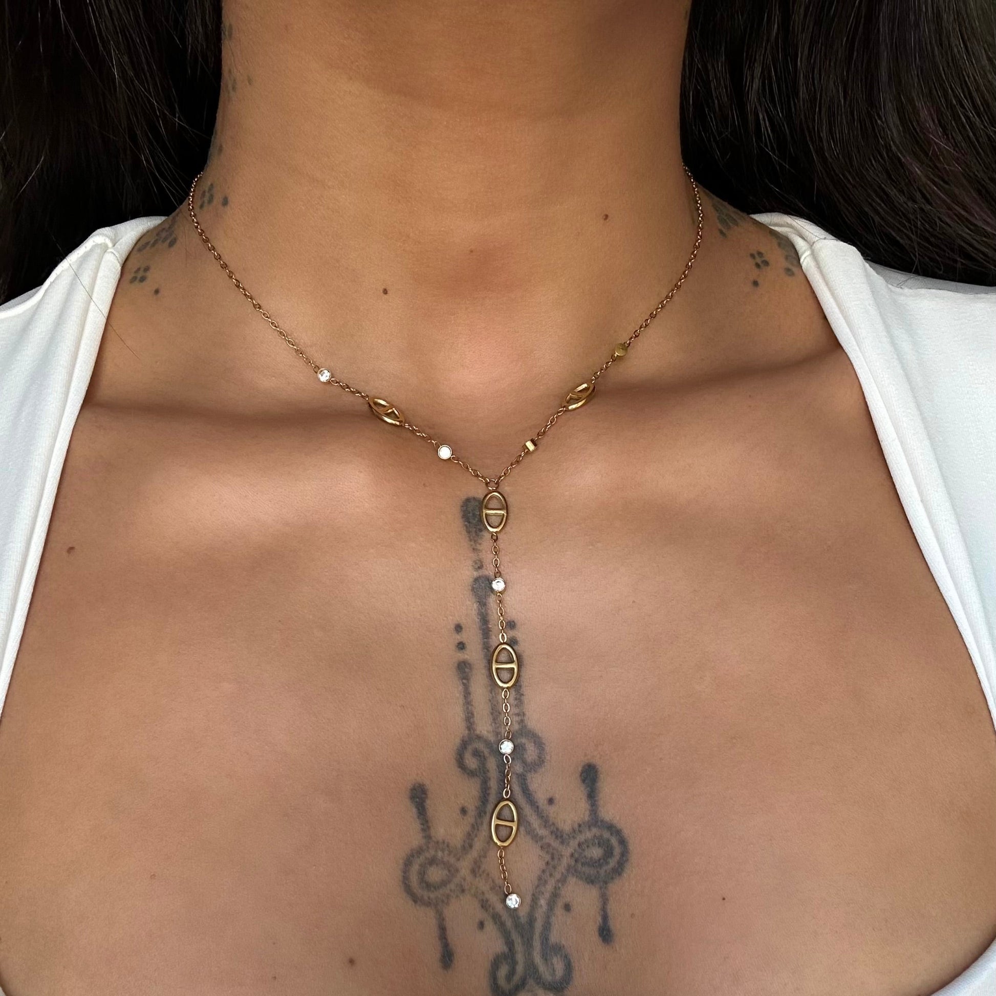 Collier Runa doré en acier inoxydable porté – collier y à maille marine avec strass – bijou élégant résistant à l’eau – Monalya