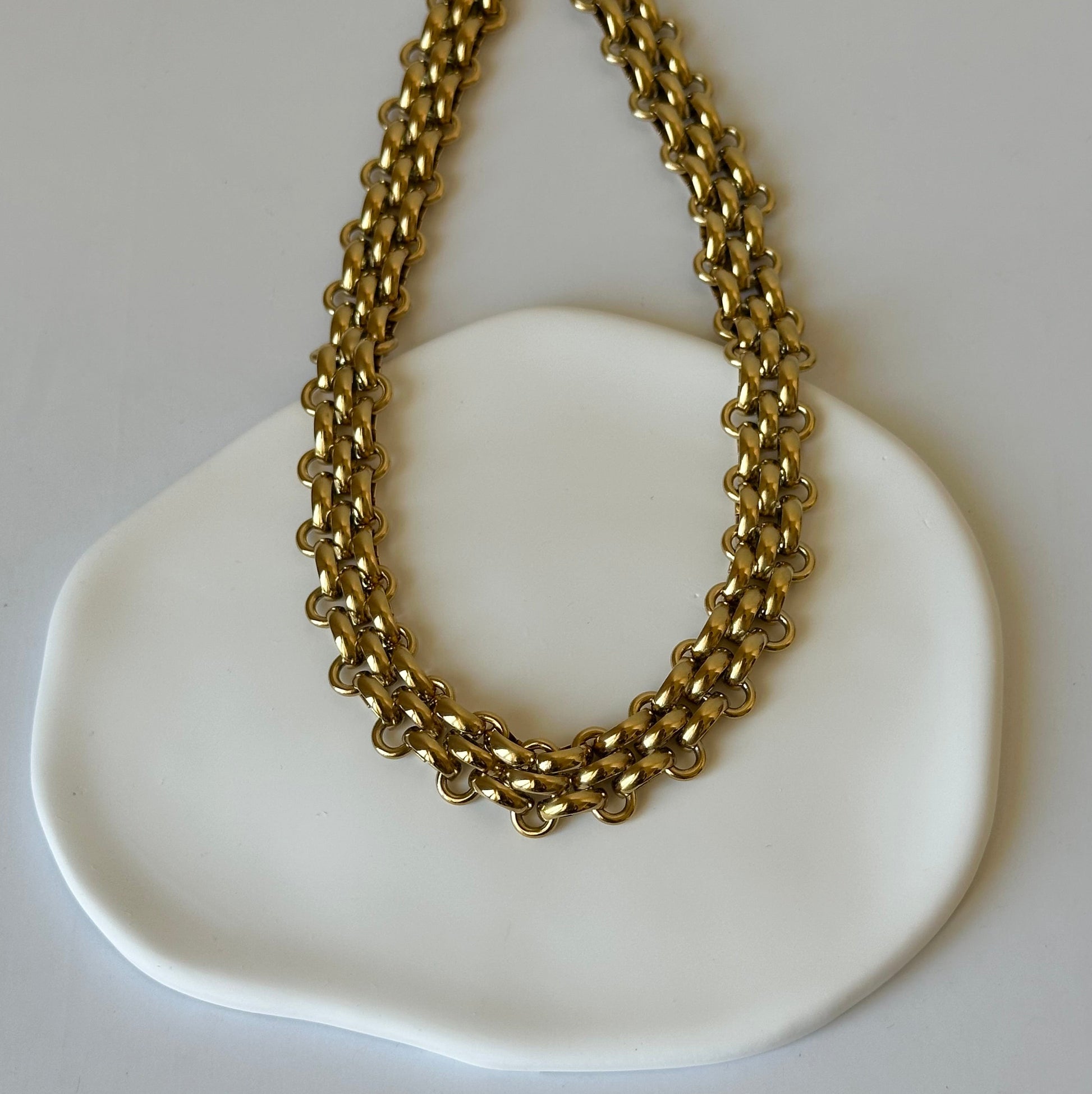 Collier Selma doré ras de cou en acier inoxydable – chaîne plate et brillante – bijou résistant à l’eau – Monalya