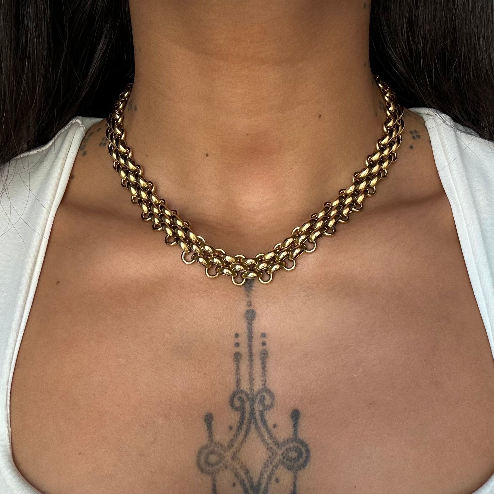 Collier Selma doré ras de cou en acier inoxydable porté 2 – chaîne plate et brillante – bijou résistant à l’eau – Monalya