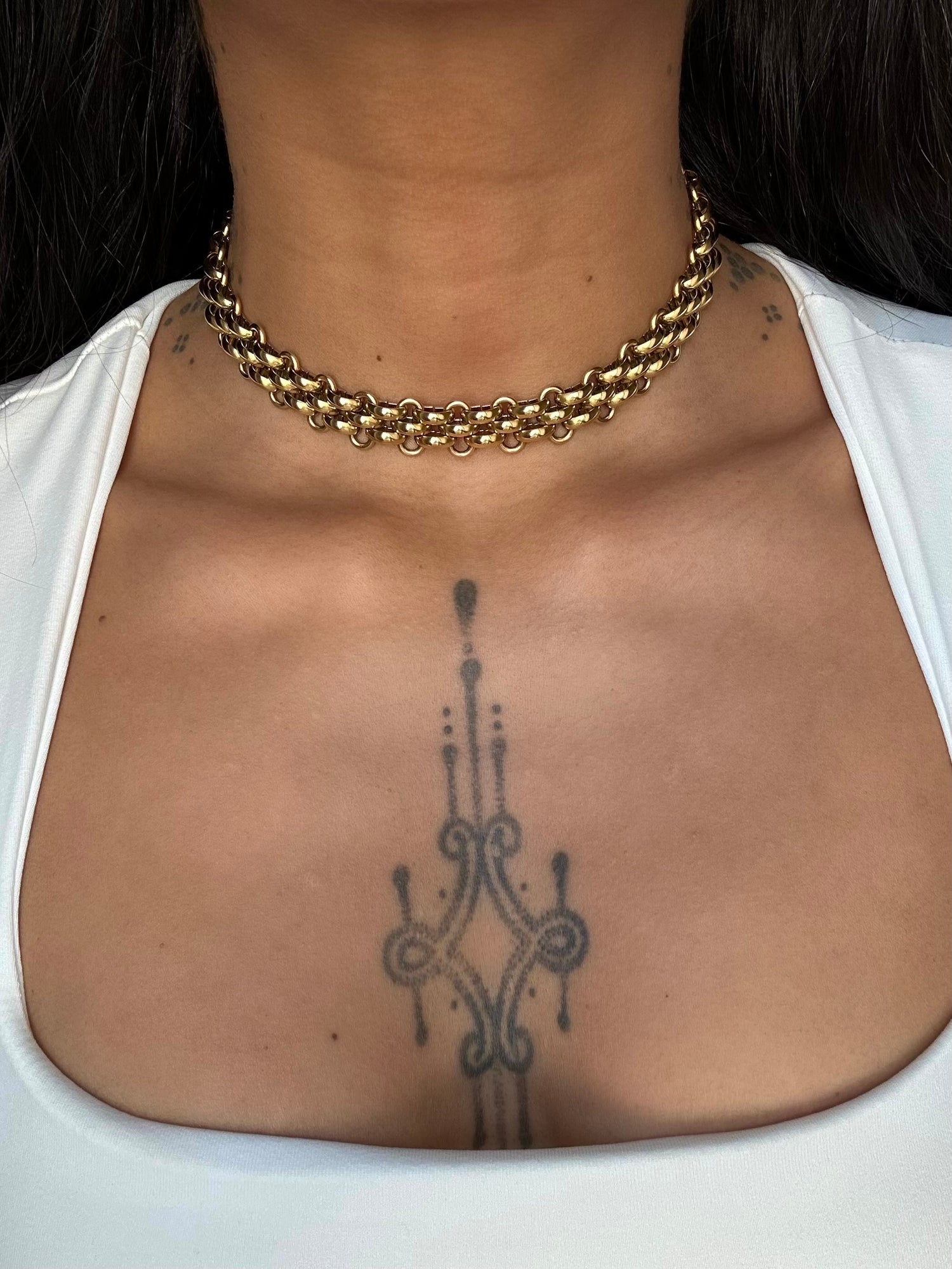 Collier Selma doré ras de cou en acier inoxydable porté – chaîne plate et brillante – bijou résistant à l’eau – Monalya