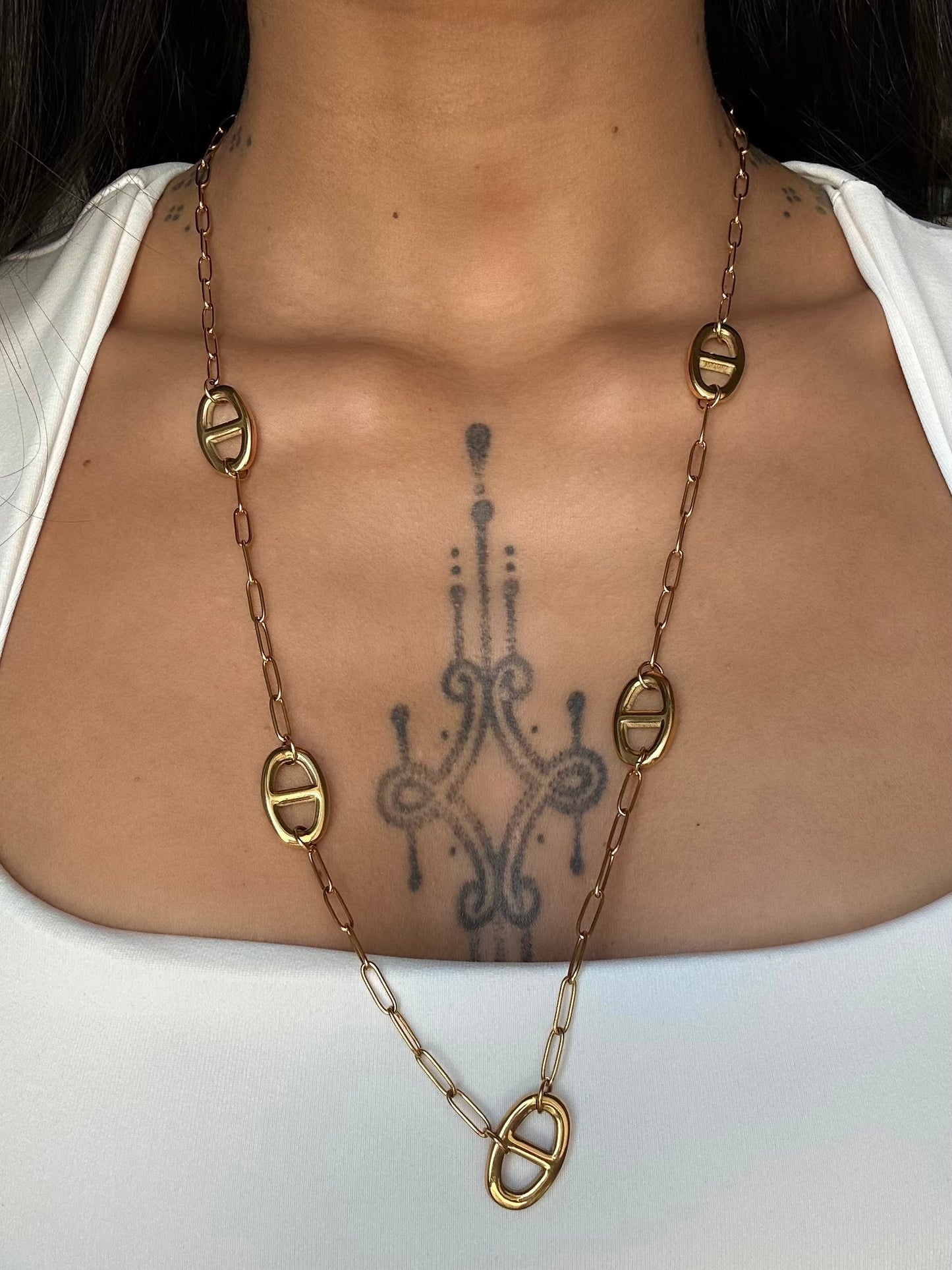 Collier Siggy doré en maille marine en acier inoxydable porté – Monalya