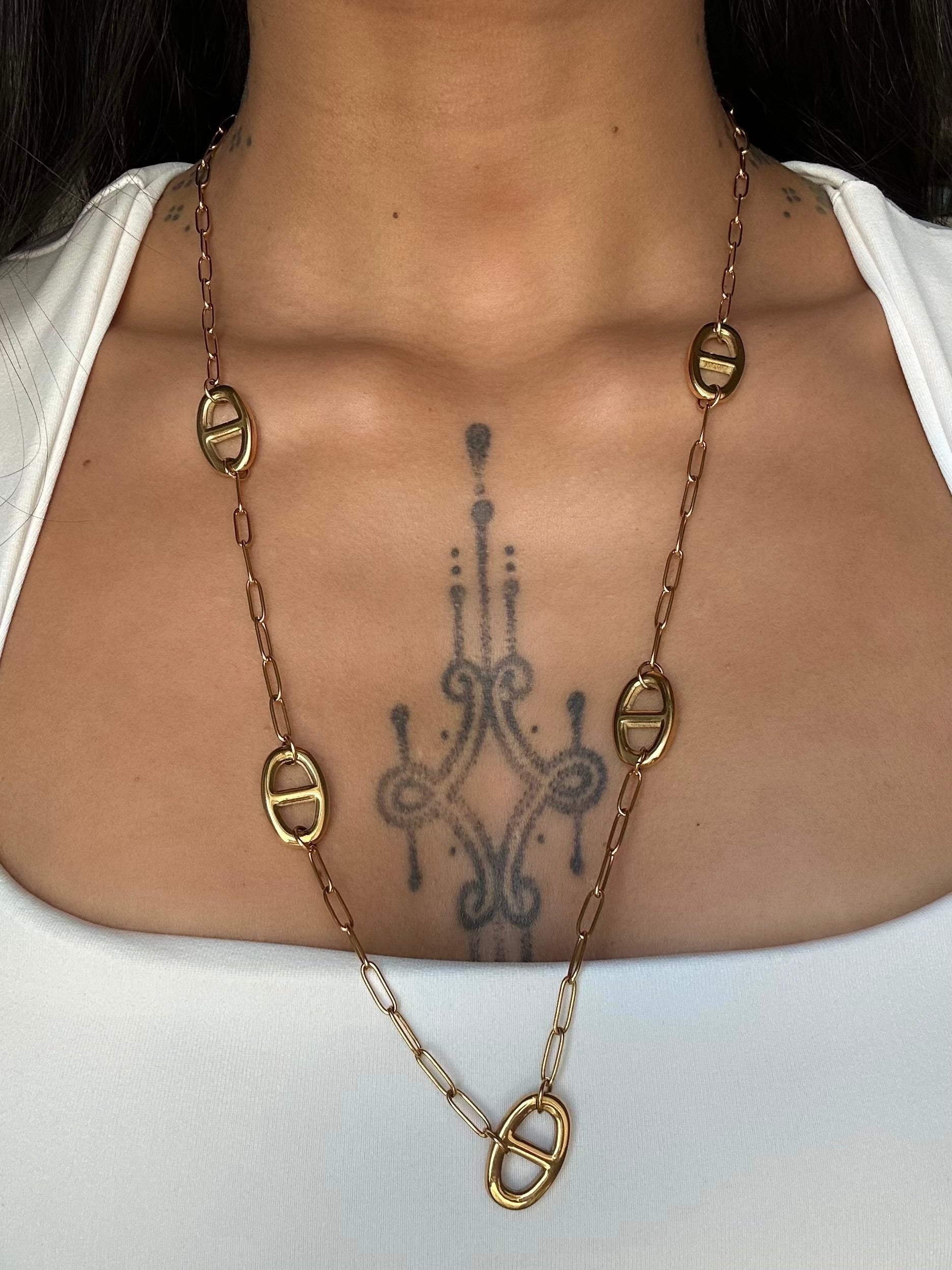 Collier Siggy doré en maille marine en acier inoxydable porté – Monalya