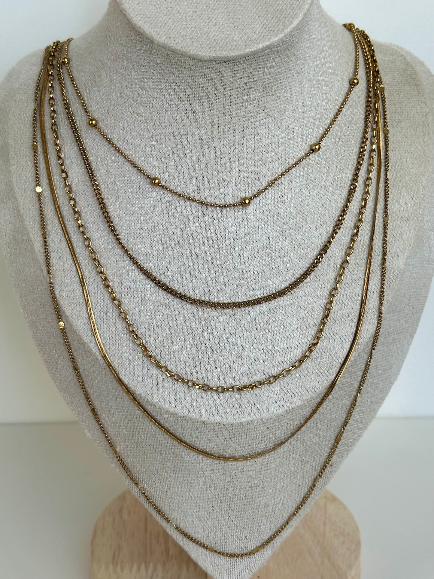 Collier Soline doré en acier inoxydable, composé de plusieurs chaînes fines superposées de 35 à 60 cm.