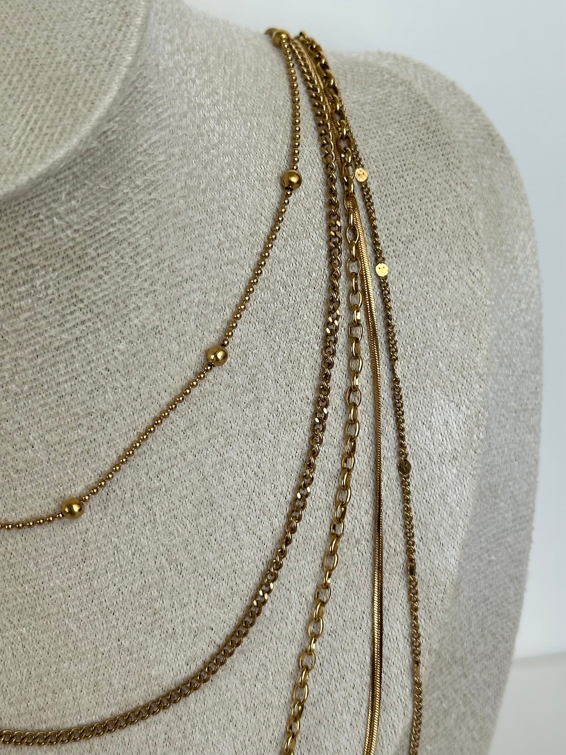 Collier Soline doré en acier inoxydable zoom, composé de plusieurs chaînes fines superposées de 35 à 60 cm.