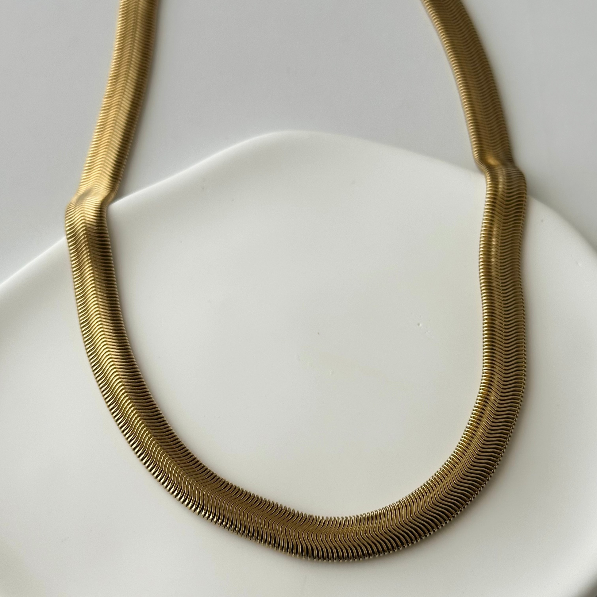 Collier Syréa doré en acier inoxydable – chaîne serpent large – bijou résistant à l’eau – Monalya