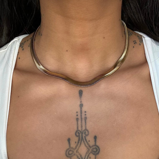 Collier Syréa doré en acier inoxydable porté – chaîne serpent large – bijou résistant à l’eau – Monalya