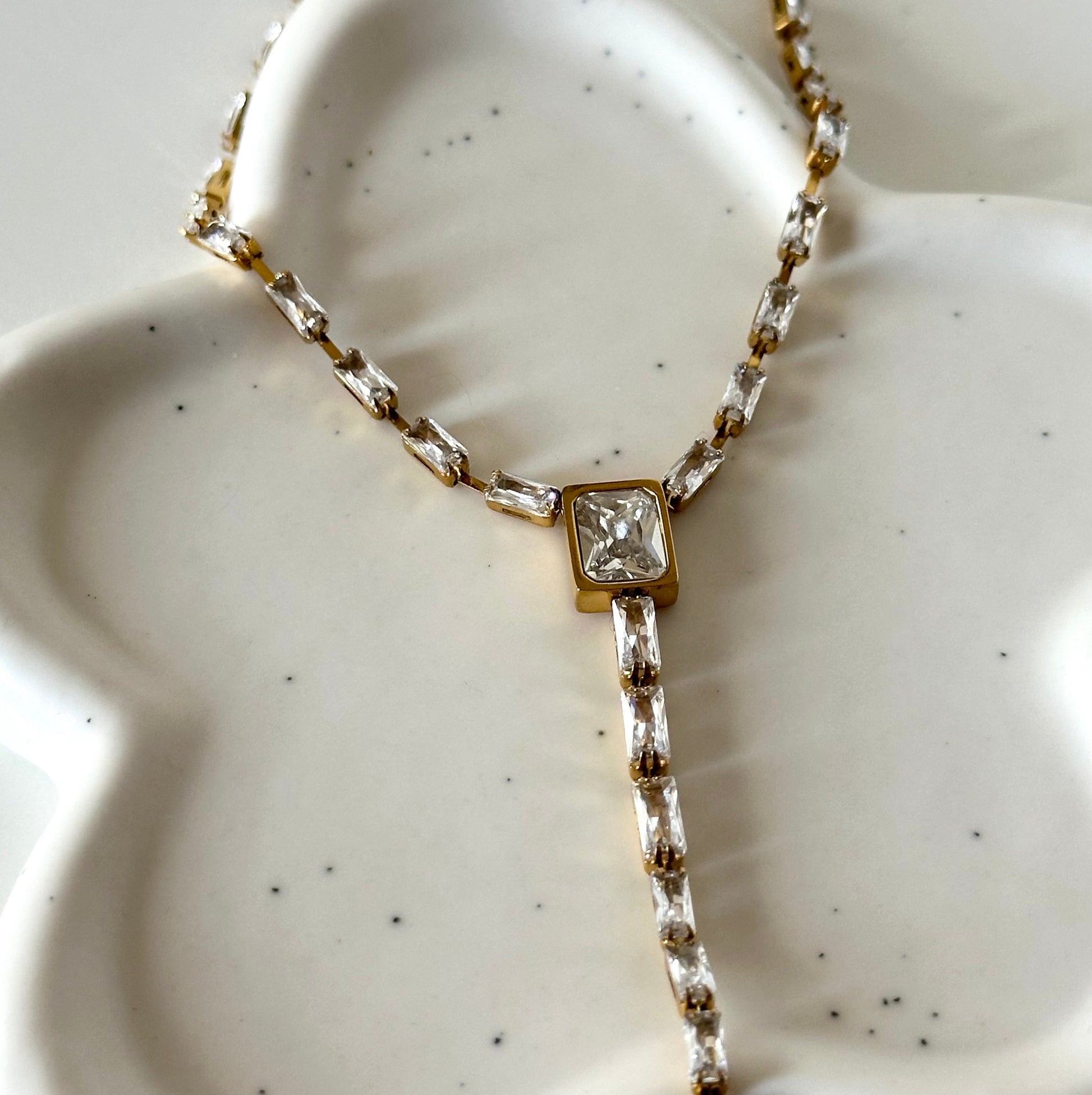 Collier Vega en Y en acier inoxydable plaqué or 18K avec chaîne sertie de zircons zoom.